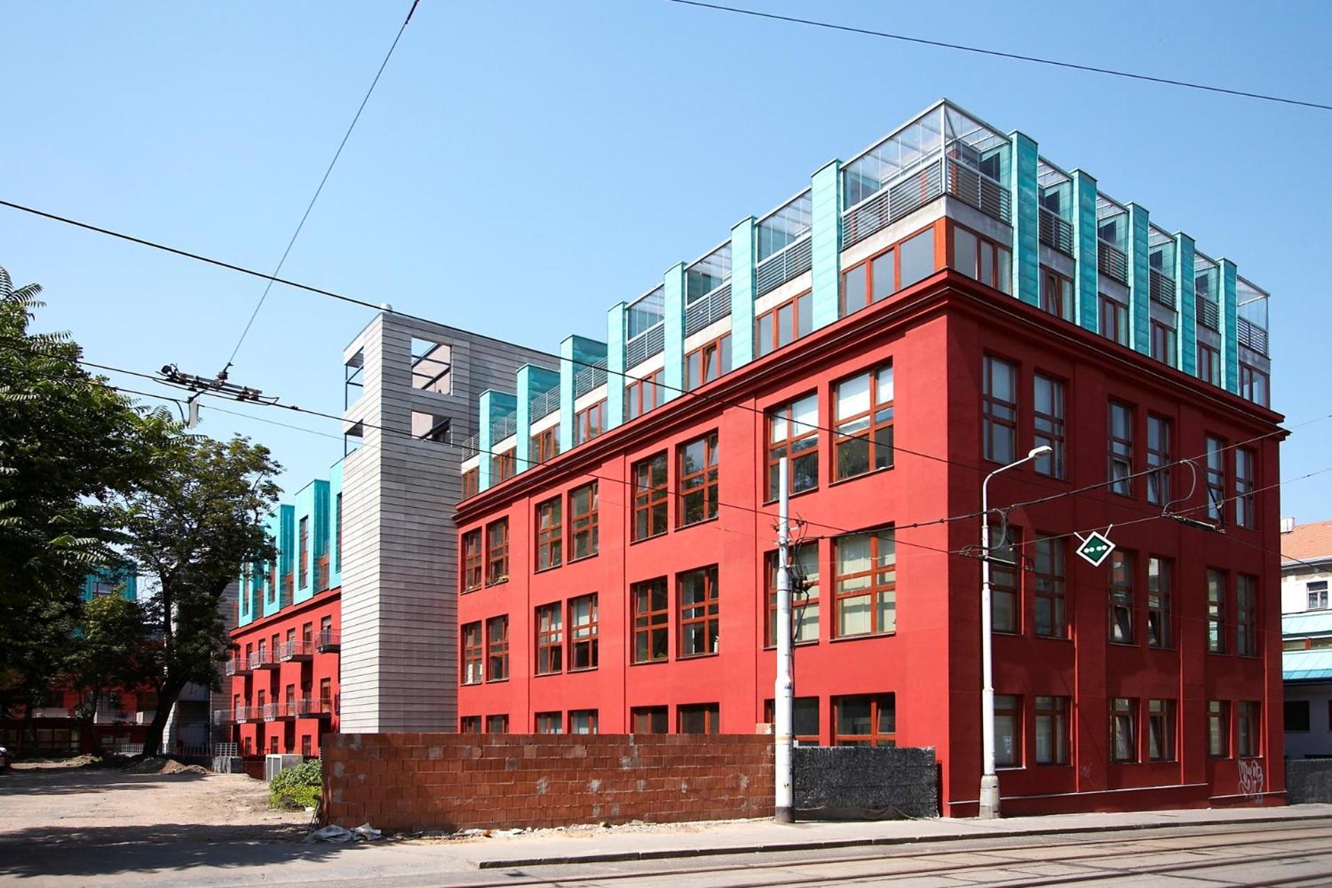 Fully renovated stylish duplex in a convenient location