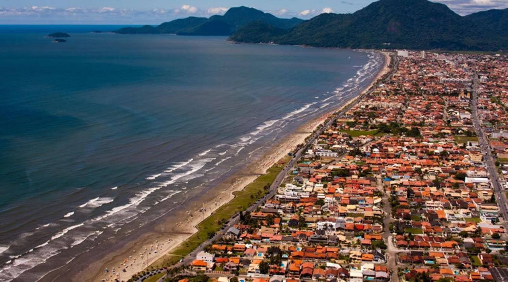 Casa em Peruibe 3 dormitórios sendo 1 suite Pe na Areia