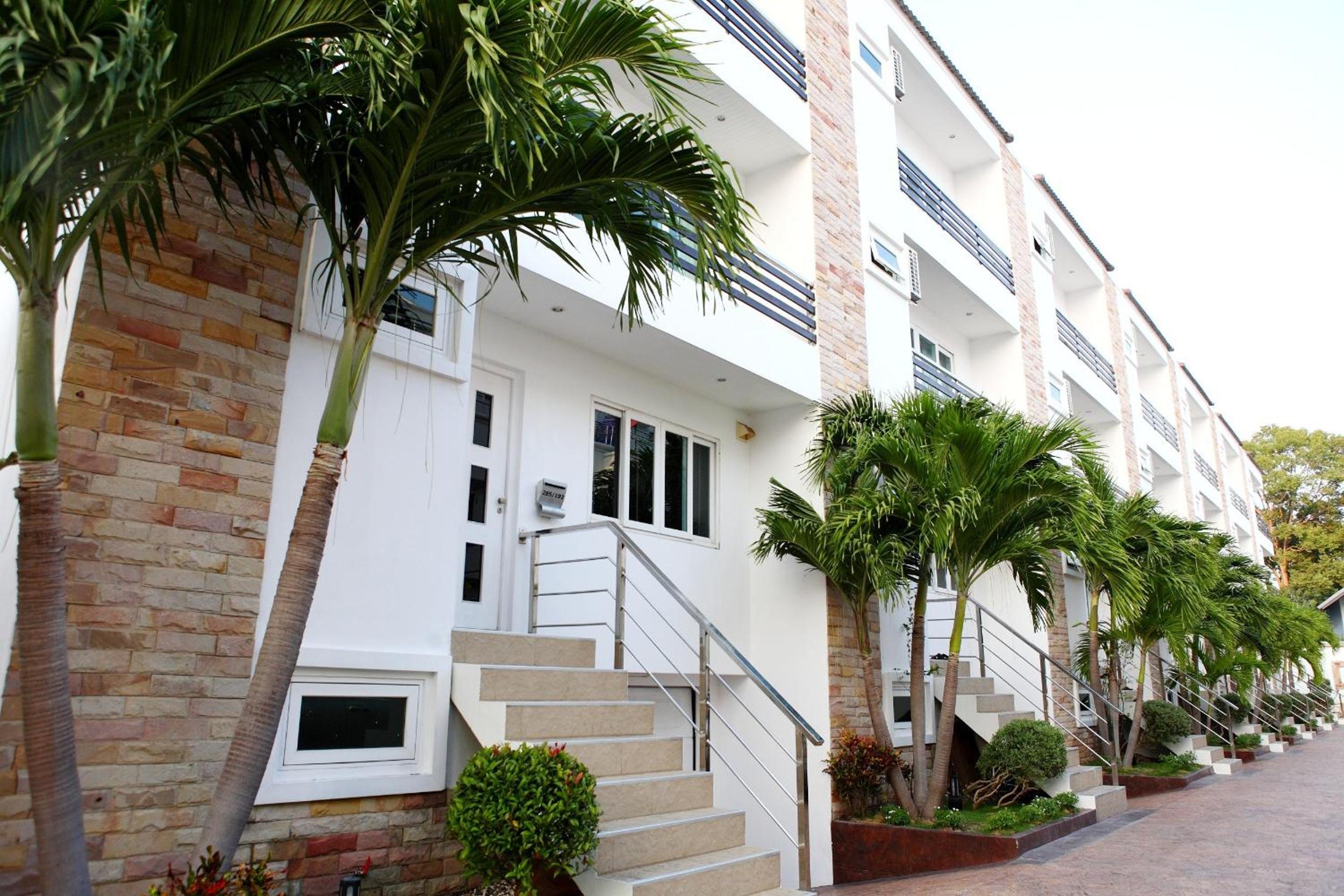 Hidden Palm Pool Villas