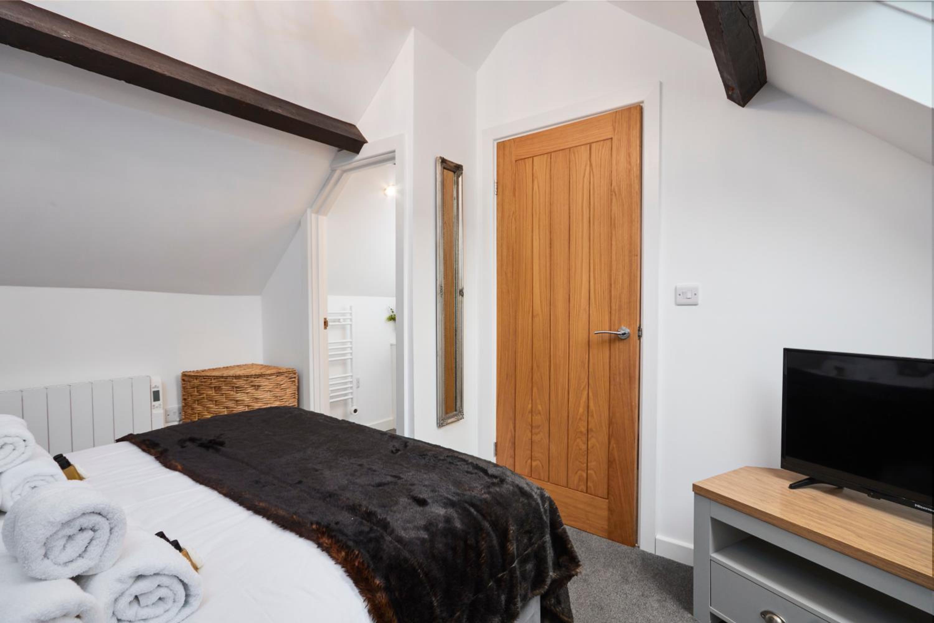 The Wood Loft - Self Check-In, Self-Catering Apartment for East Midlands Airport view 2