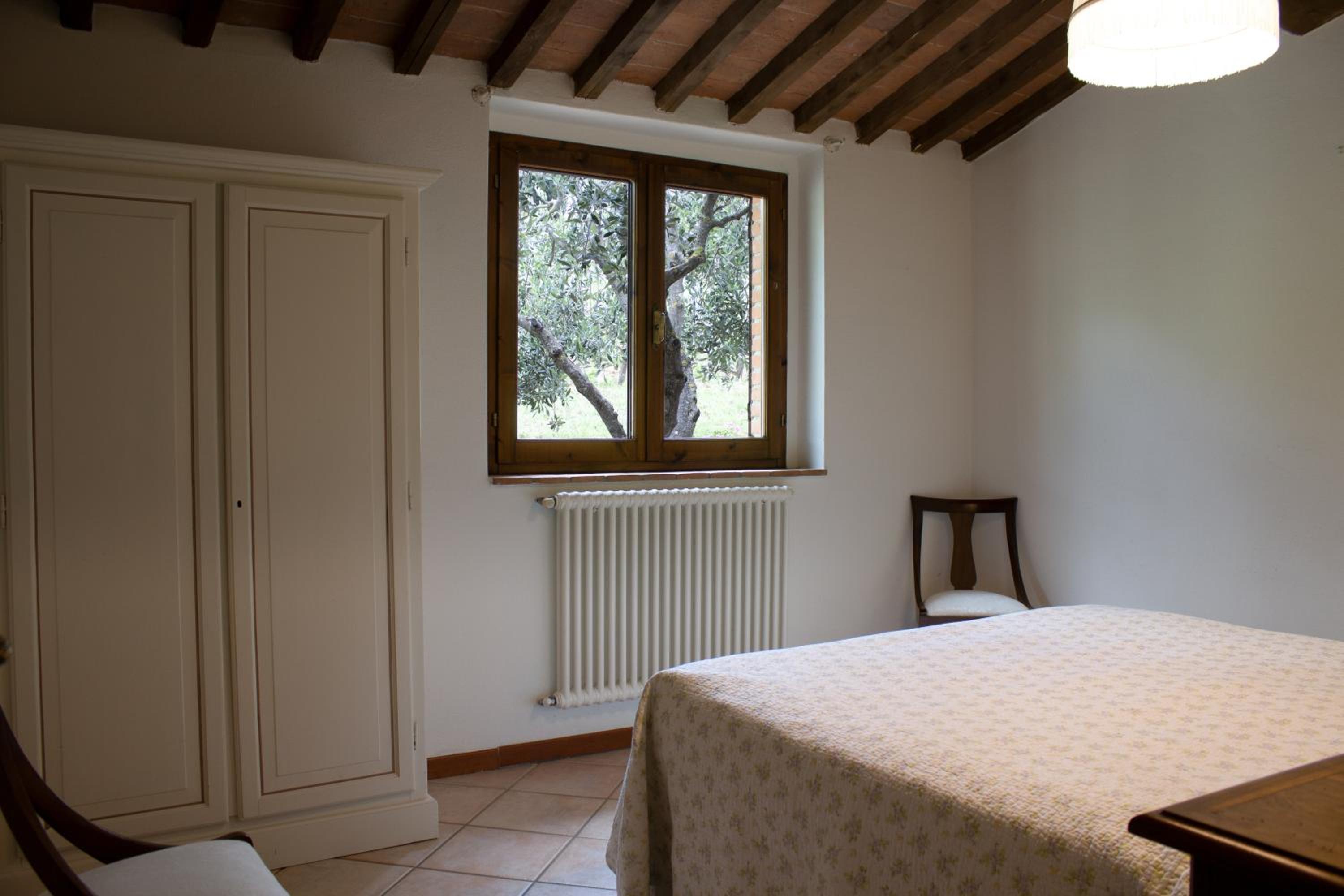 Agriturismo Agresto Apartments, Pool, Siena Hills view 5