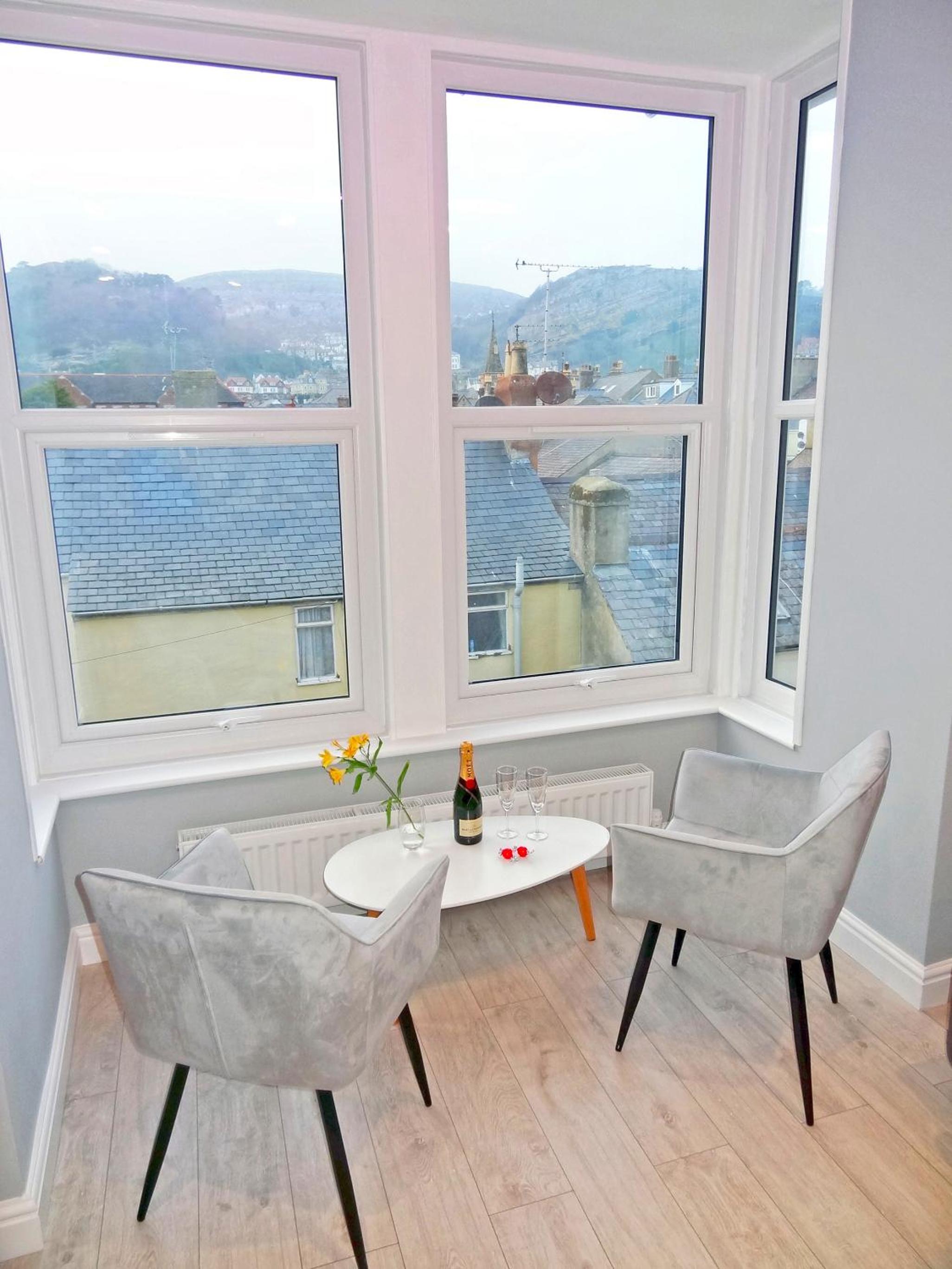 Sea Nest Apartment by Seaside Llandudno view 2