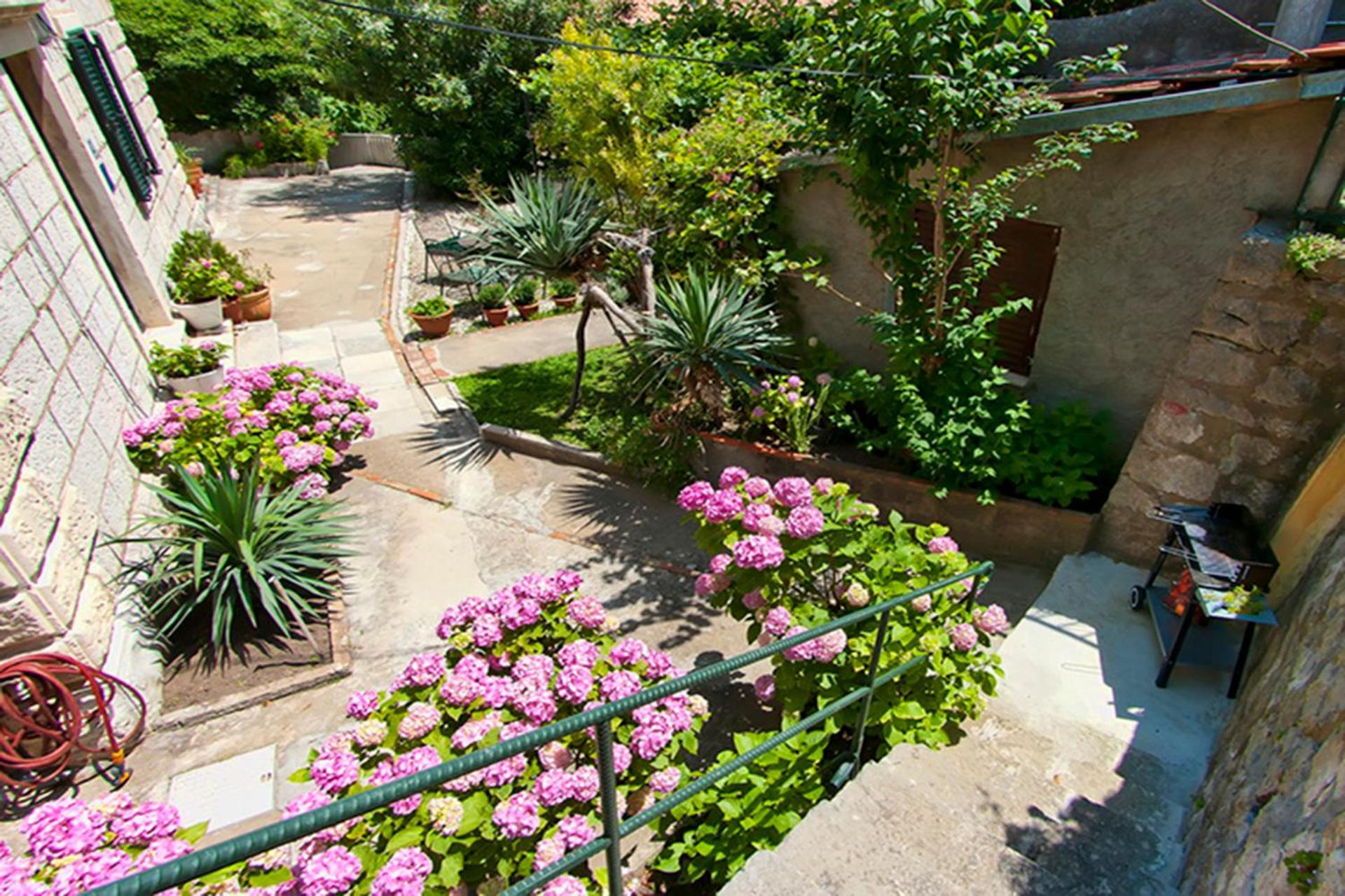 Apartment Gradac with garden next to beach and Old Town