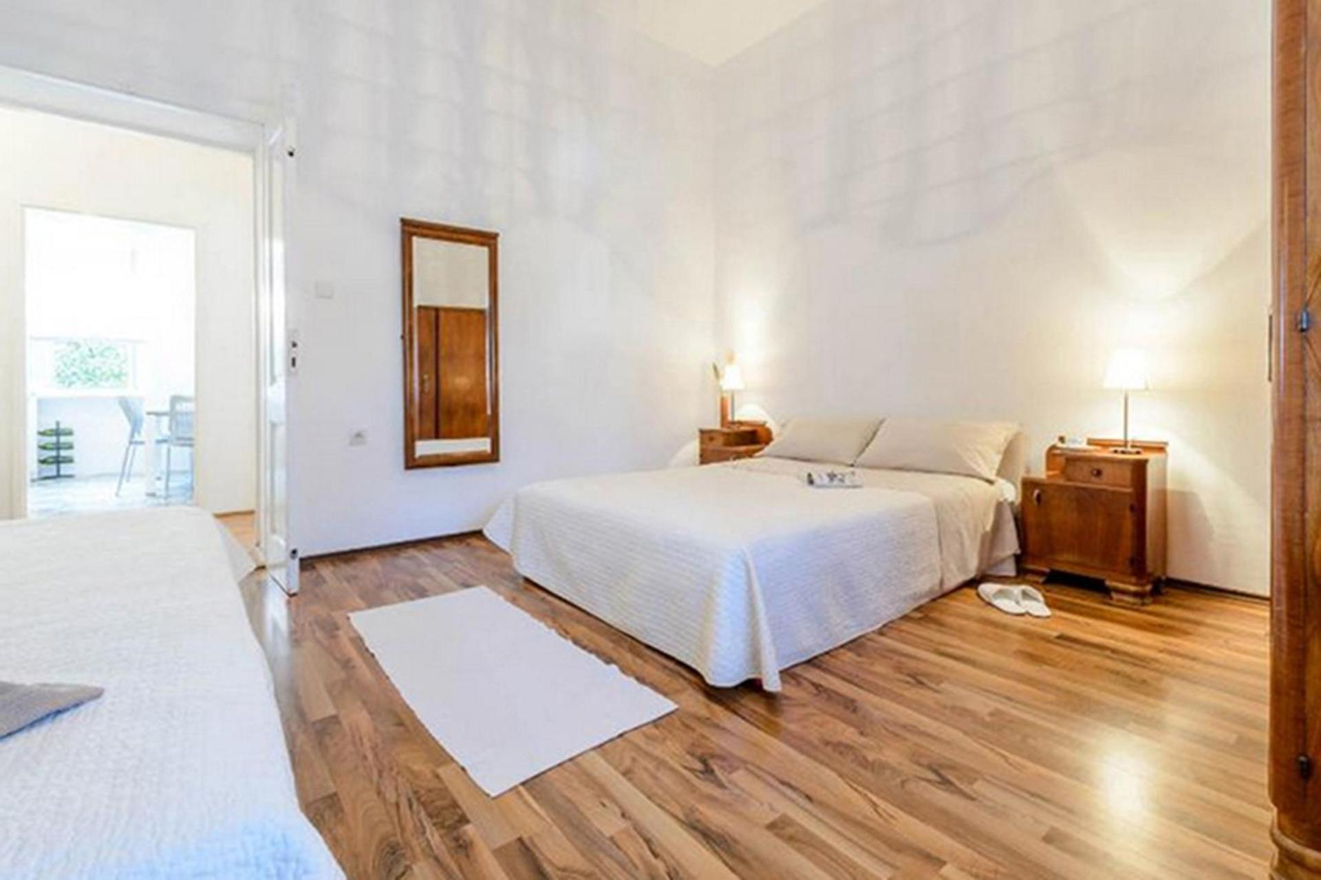 Apartment Gradac with garden next to beach and Old Town