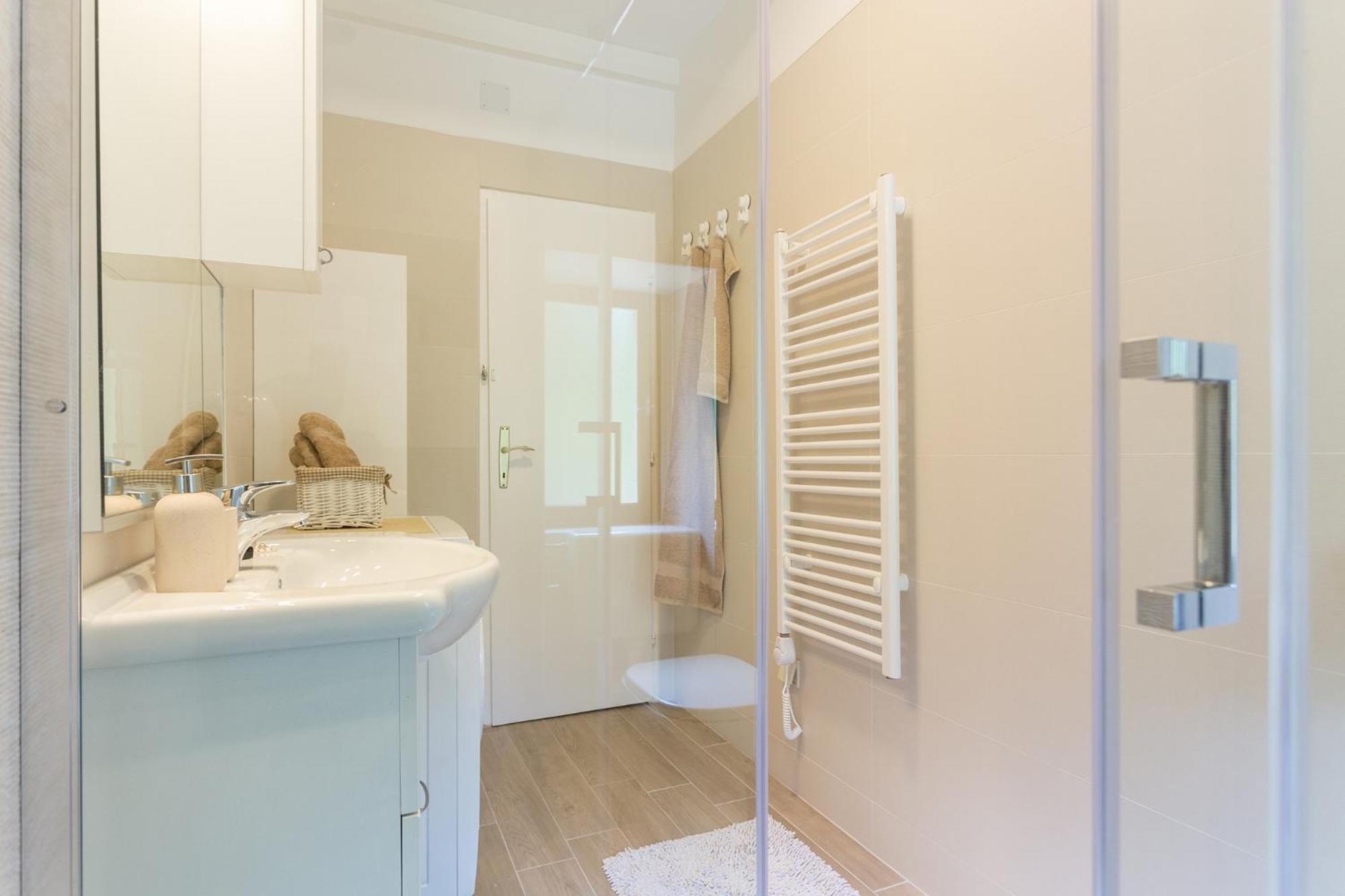 Apartment Gradac with garden next to beach and Old Town