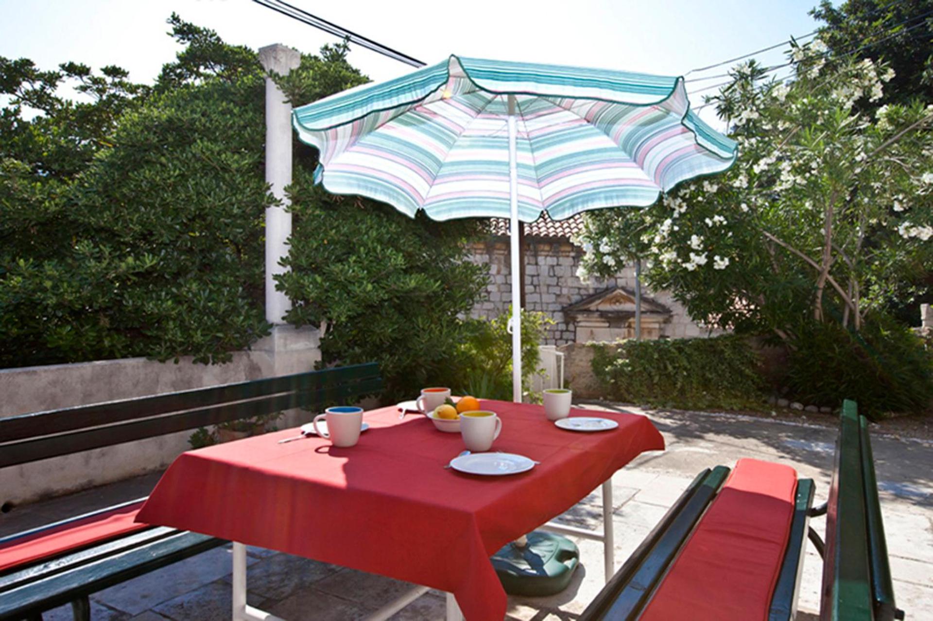 Apartment Gradac with garden next to beach and Old Town
