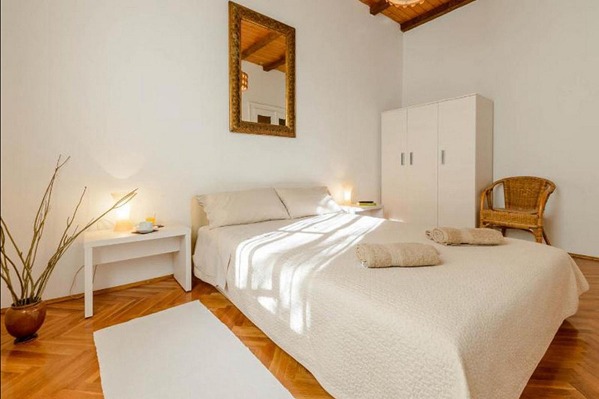 Apartment Gradac with garden next to beach and Old Town