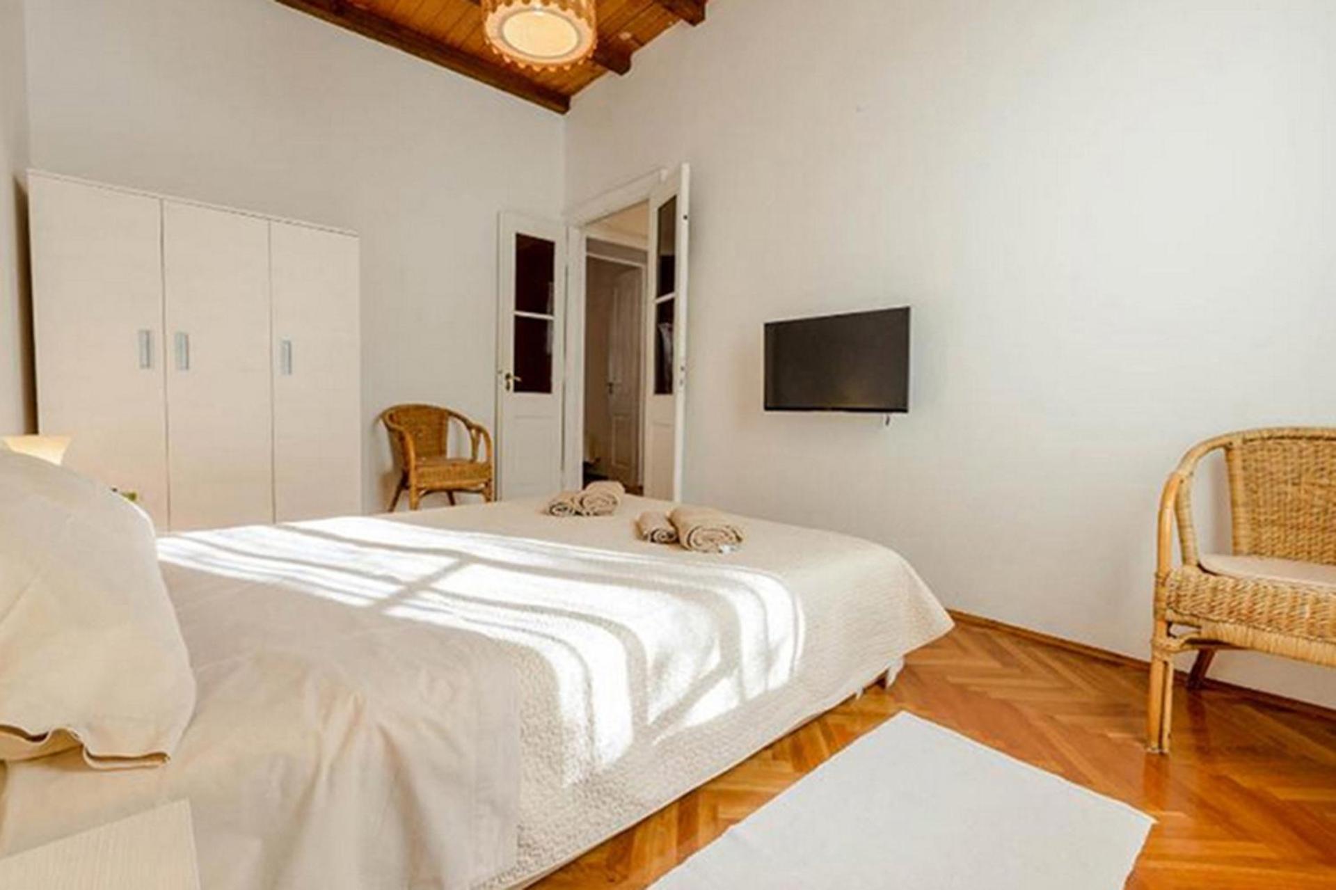 Apartment Gradac with garden next to beach and Old Town