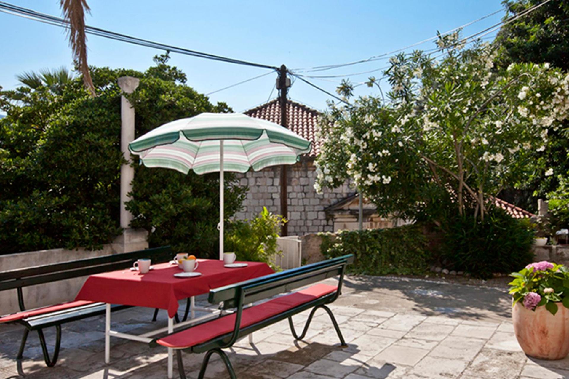 Apartment Gradac with garden next to beach and Old Town