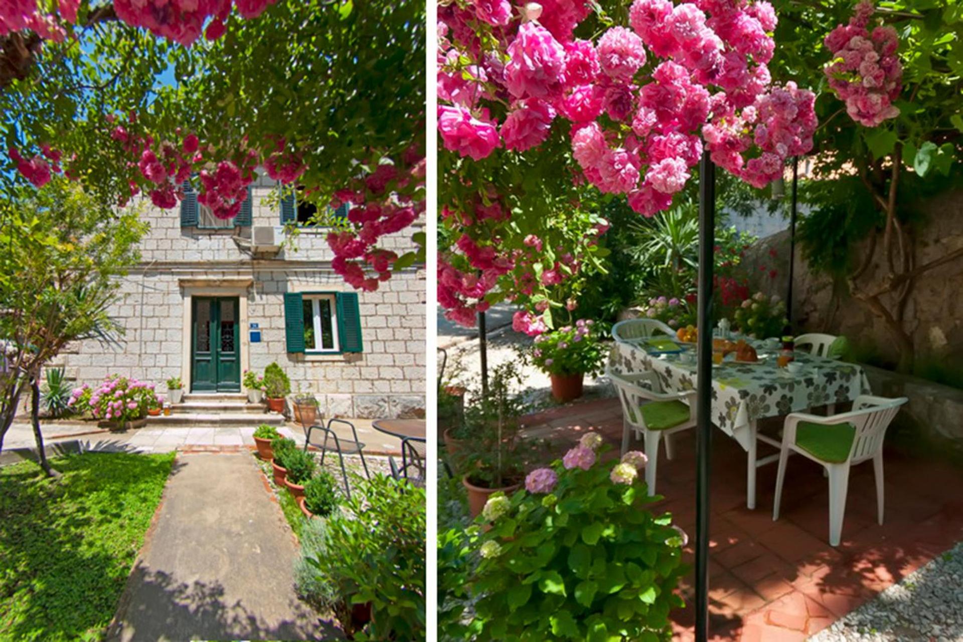 Apartment Gradac with garden next to beach and Old Town