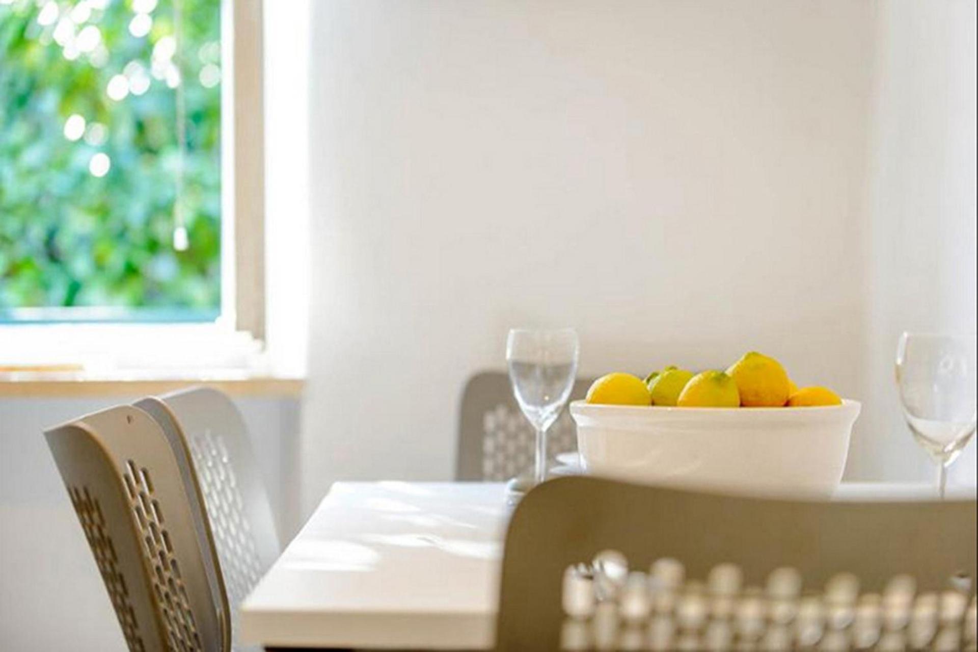Apartment Gradac with garden next to beach and Old Town
