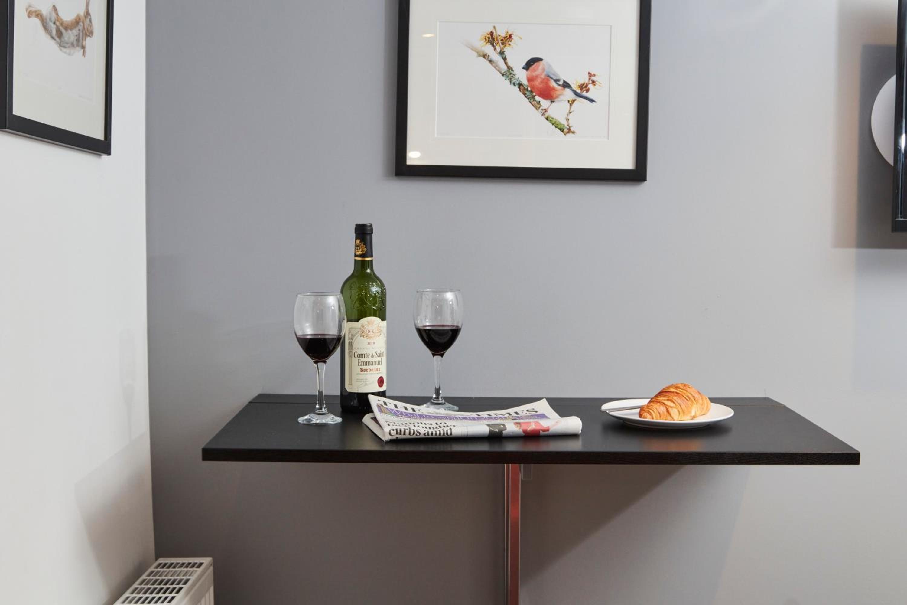 Number 57 - Self Check-In, Self-Catering Apartment for East Midlands Airport view 5