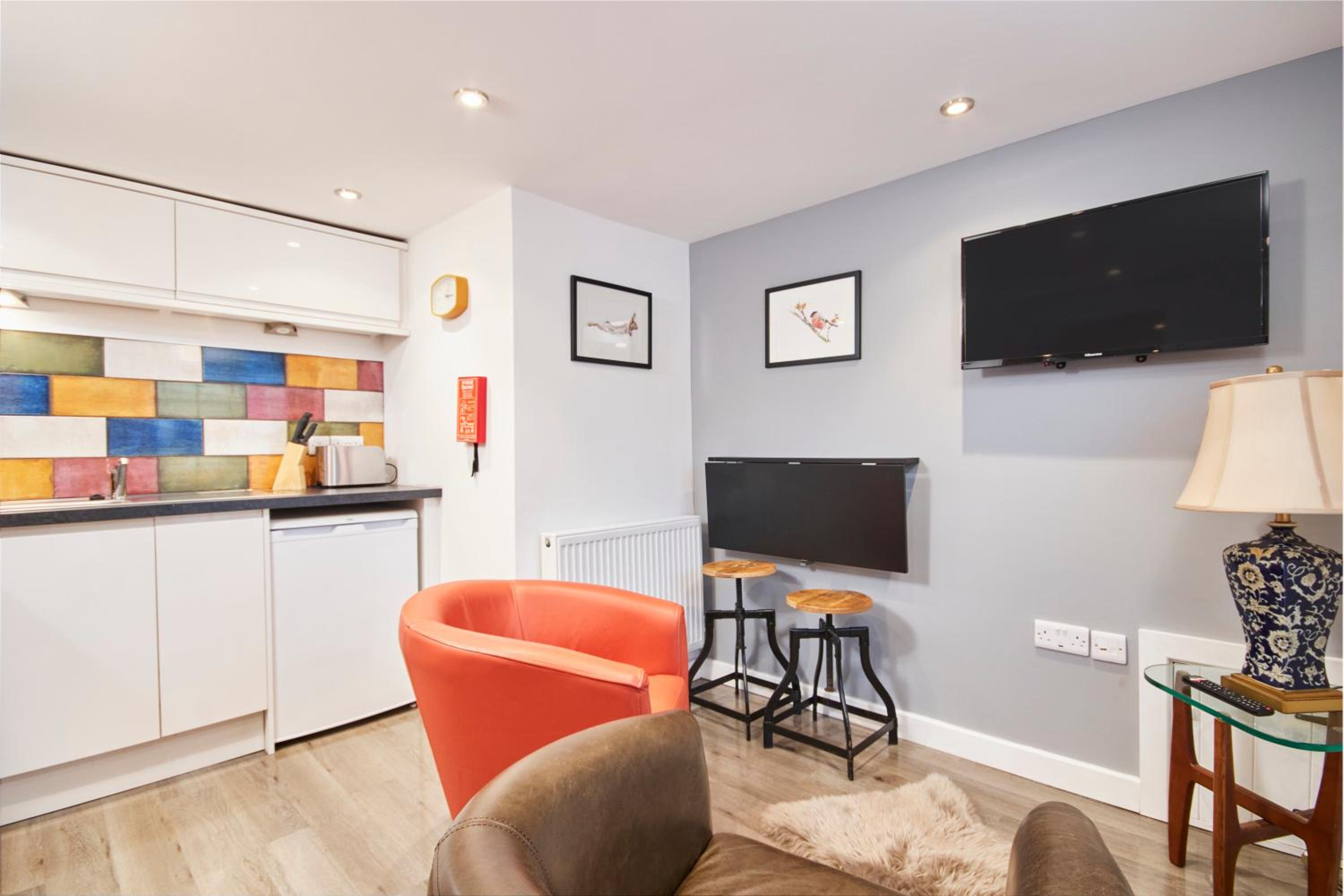 Number 57 - Self Check-In, Self-Catering Apartment for East Midlands Airport view 2