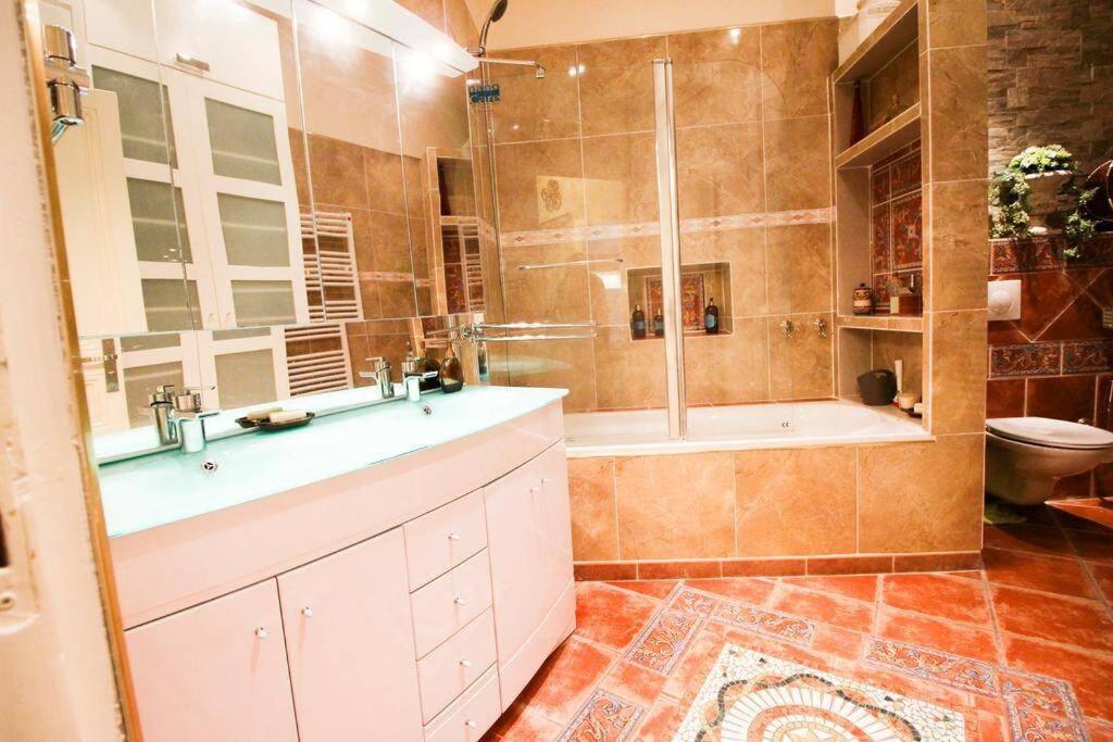 Grand appartement pour 4 personnes/ Cours Lieutaud view 3