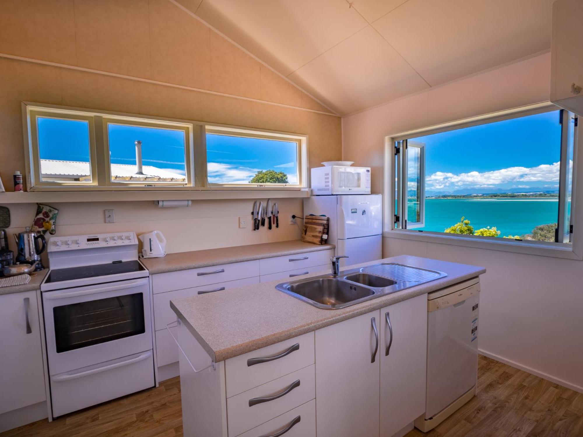Bay Breeze - Stephens Bay, Kaiteriteri Home view 5