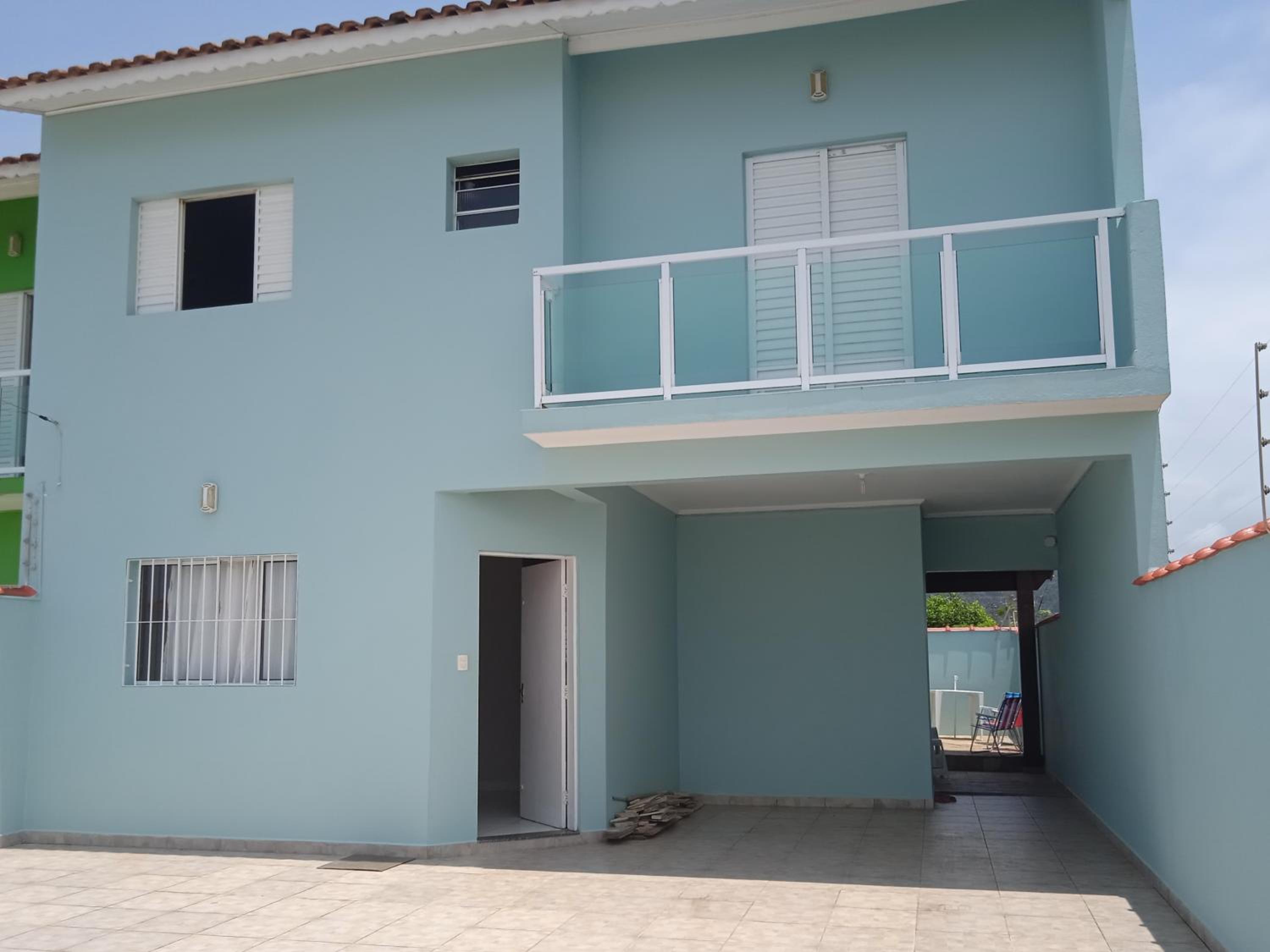 Casa com piscina à beira-mar