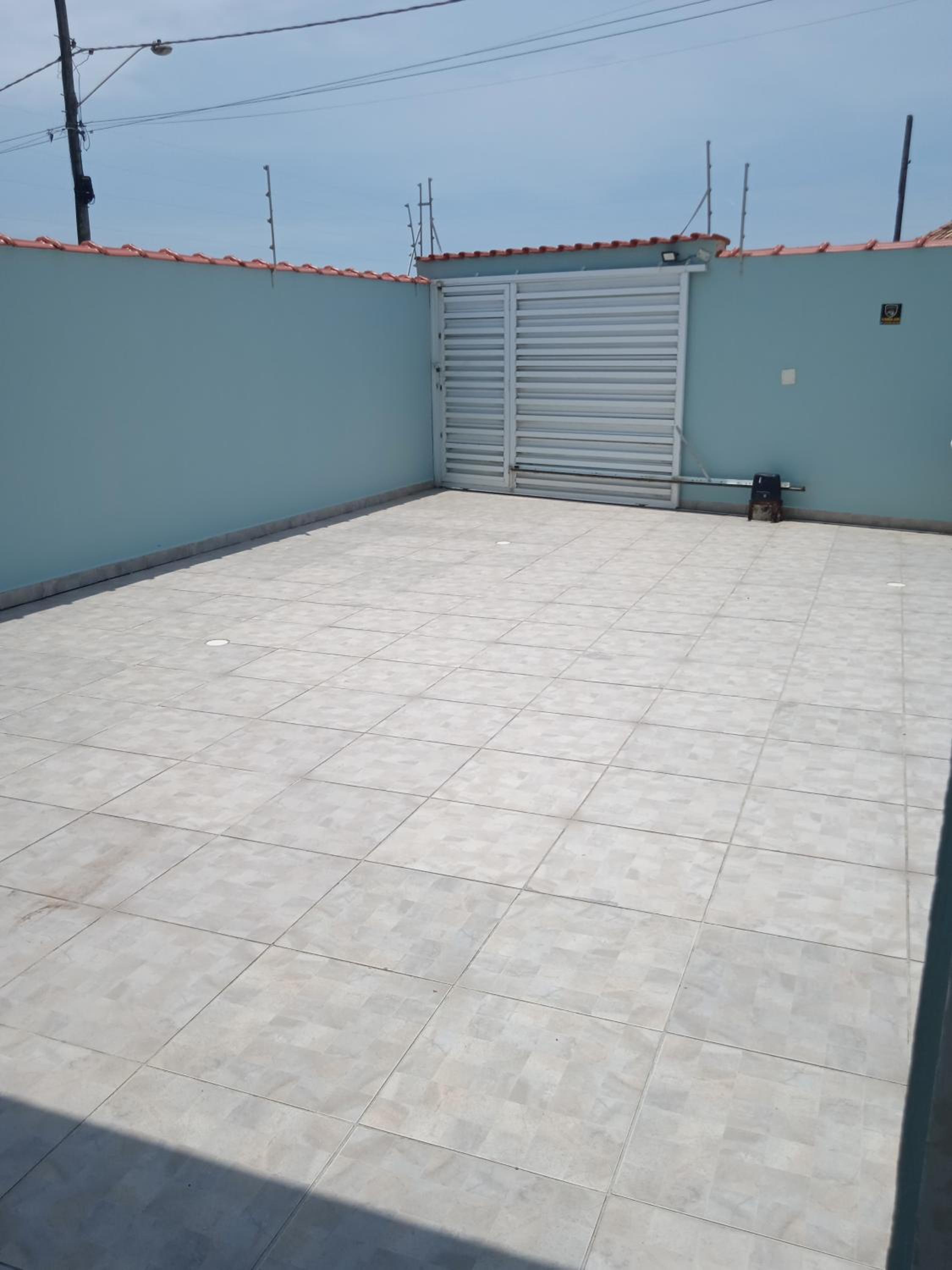 Casa com piscina à beira-mar