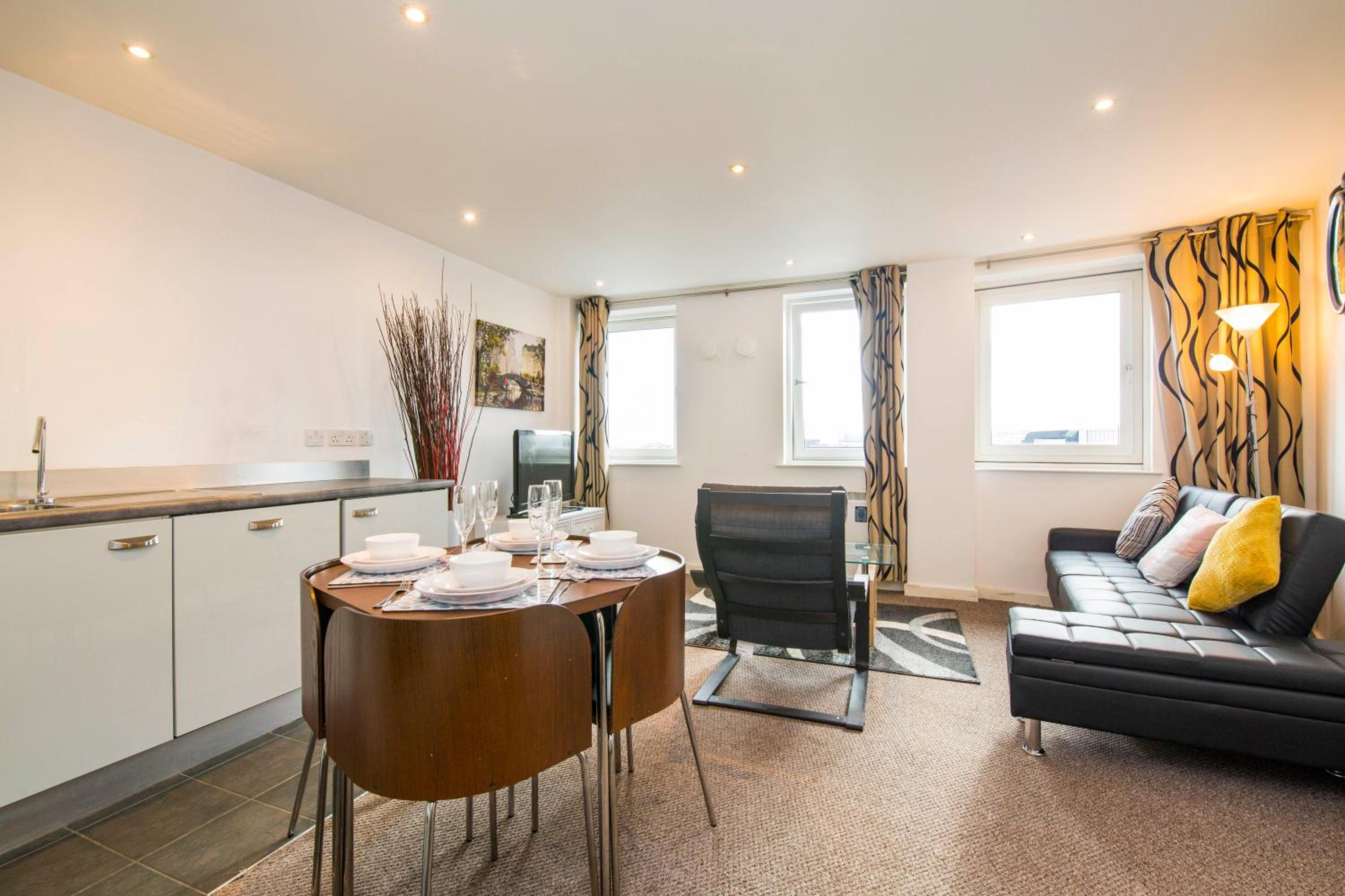 Newcastle City Centre Apartment Ideal for Holiday, Contractors, Quarantining view 3