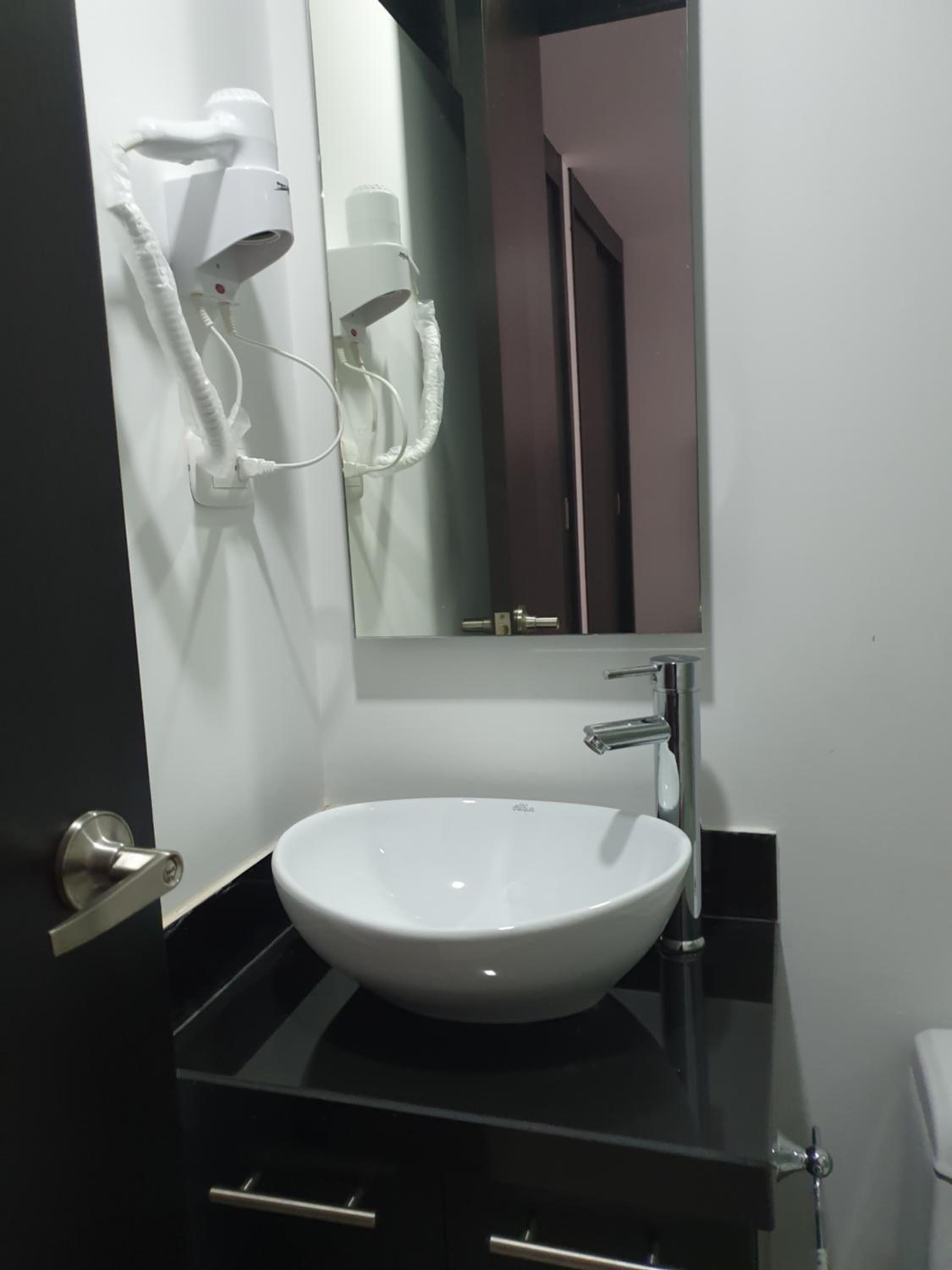Lindo Apartamento Completo, en una muy buena zona view 4