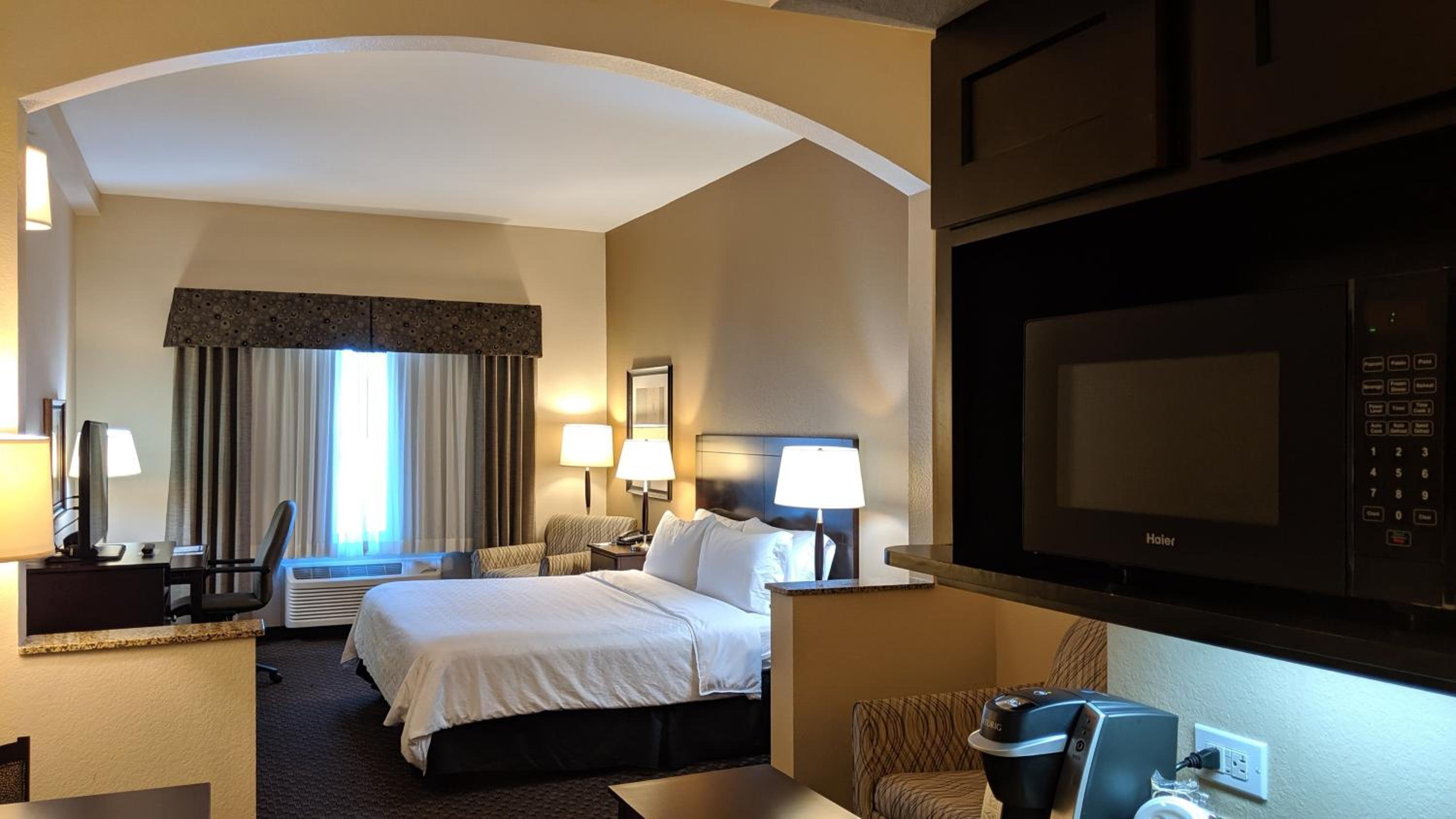 Clinton Vacations - Holiday Inn Express  Suites Clinton, an IHG Hotel - Property Image 6