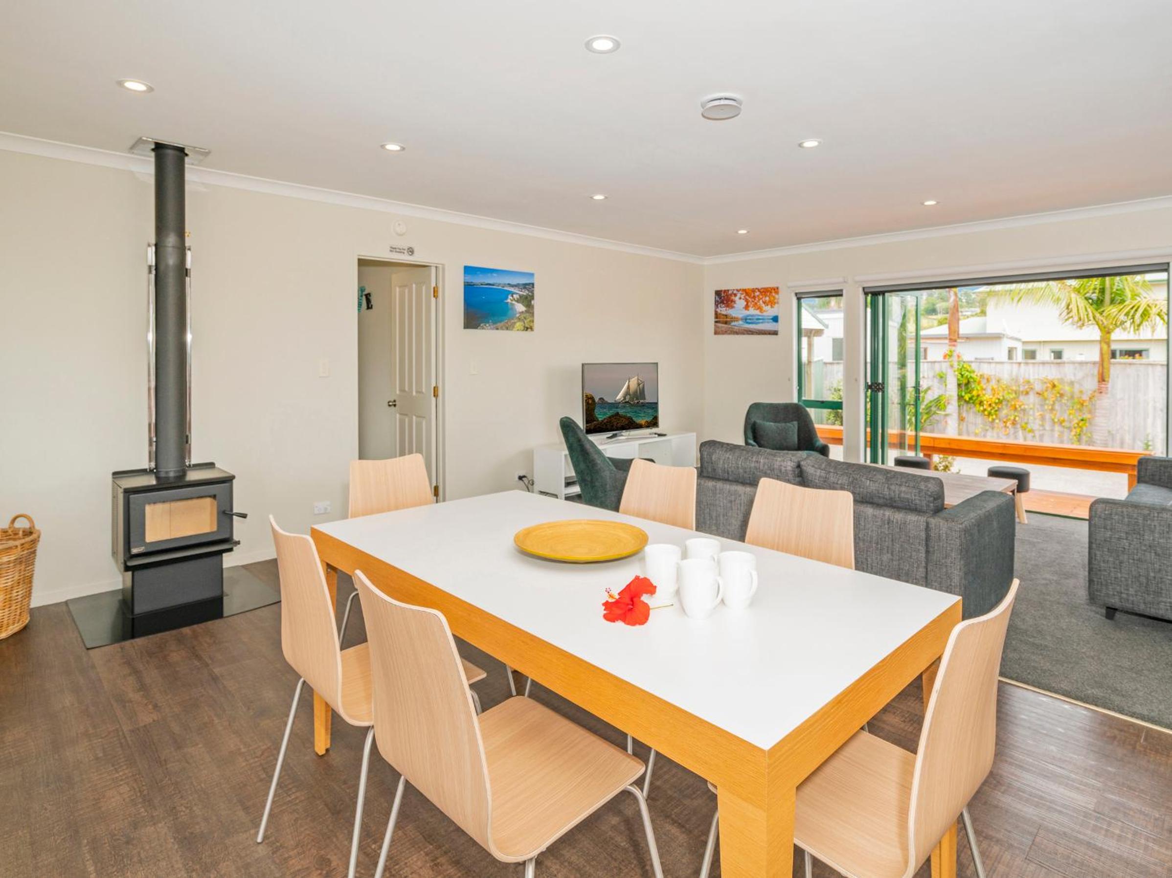 The Sunny Bach - Cooks Beach Holiday Home view 2