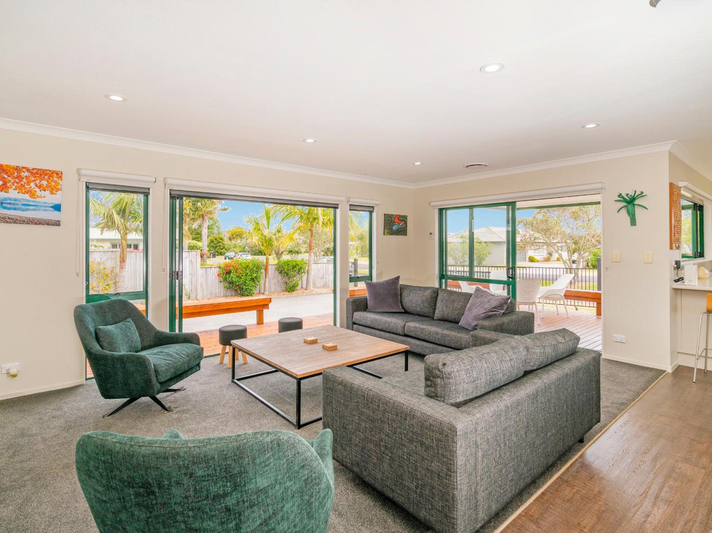 The Sunny Bach - Cooks Beach Holiday Home view 4