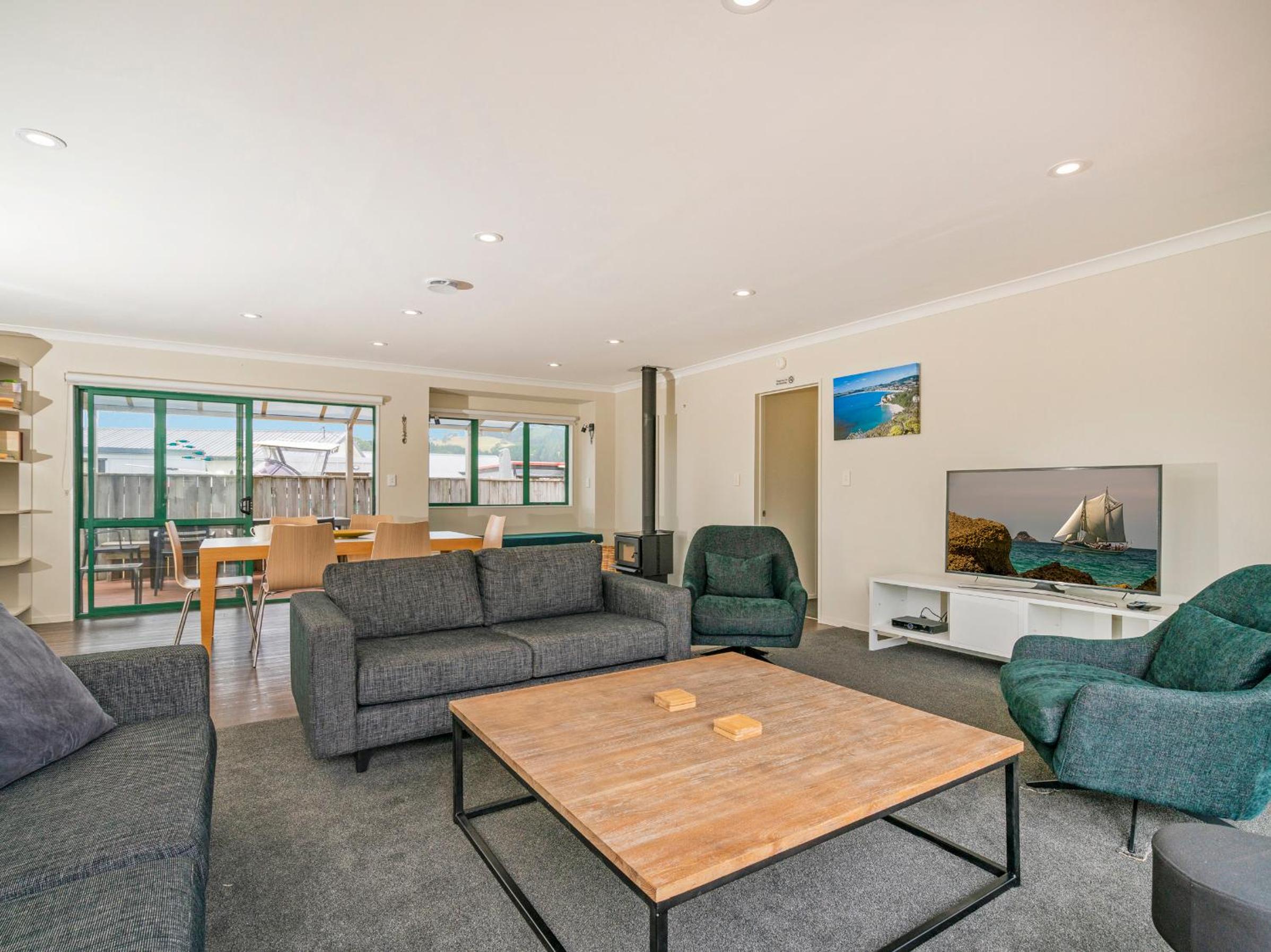 The Sunny Bach - Cooks Beach Holiday Home view 3