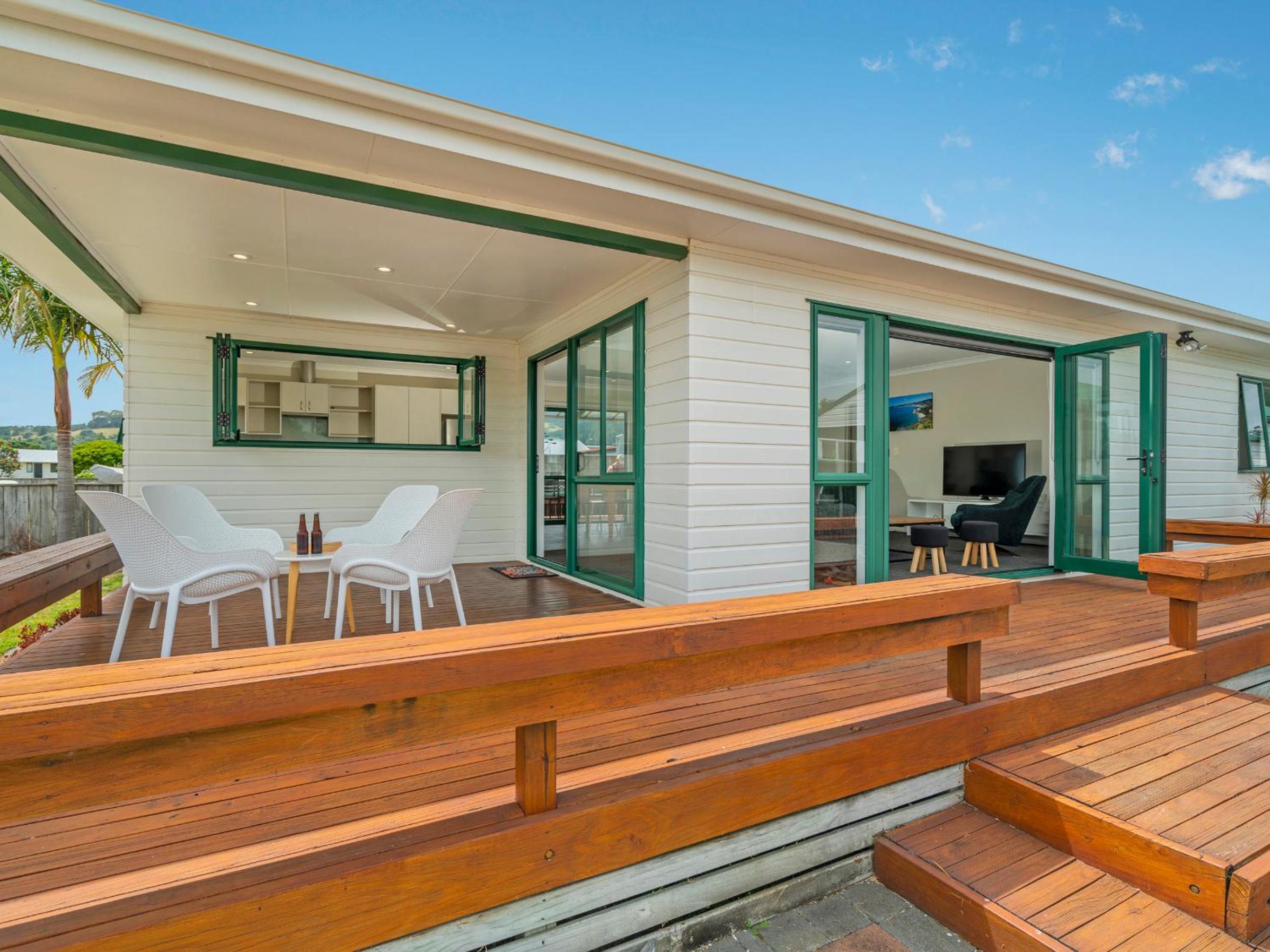 The Sunny Bach - Cooks Beach Holiday Home view 5