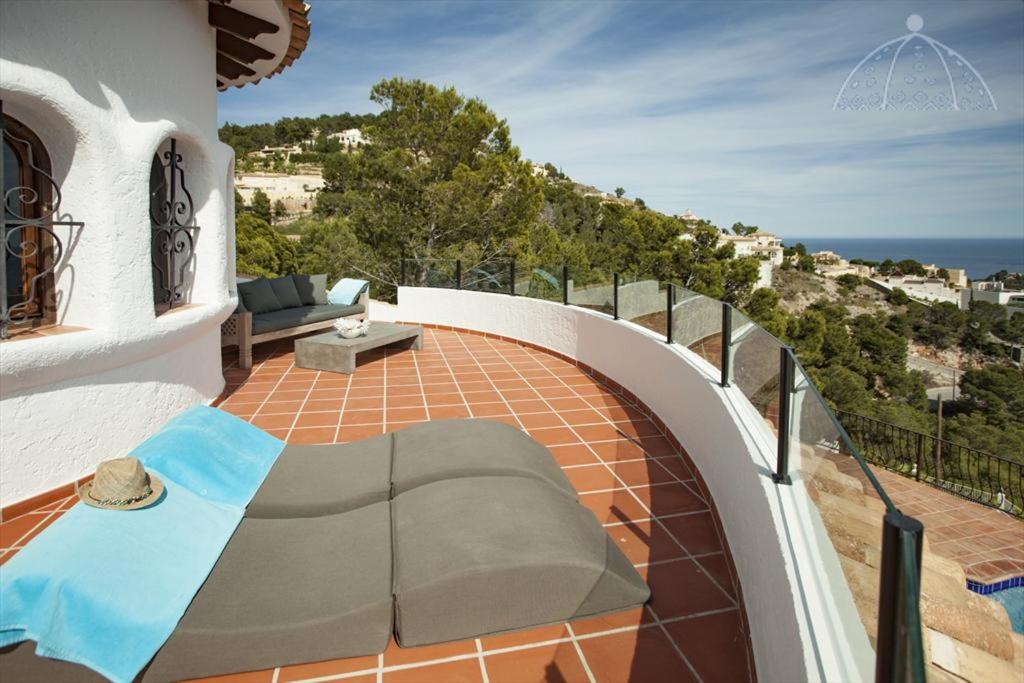 Lola view 3