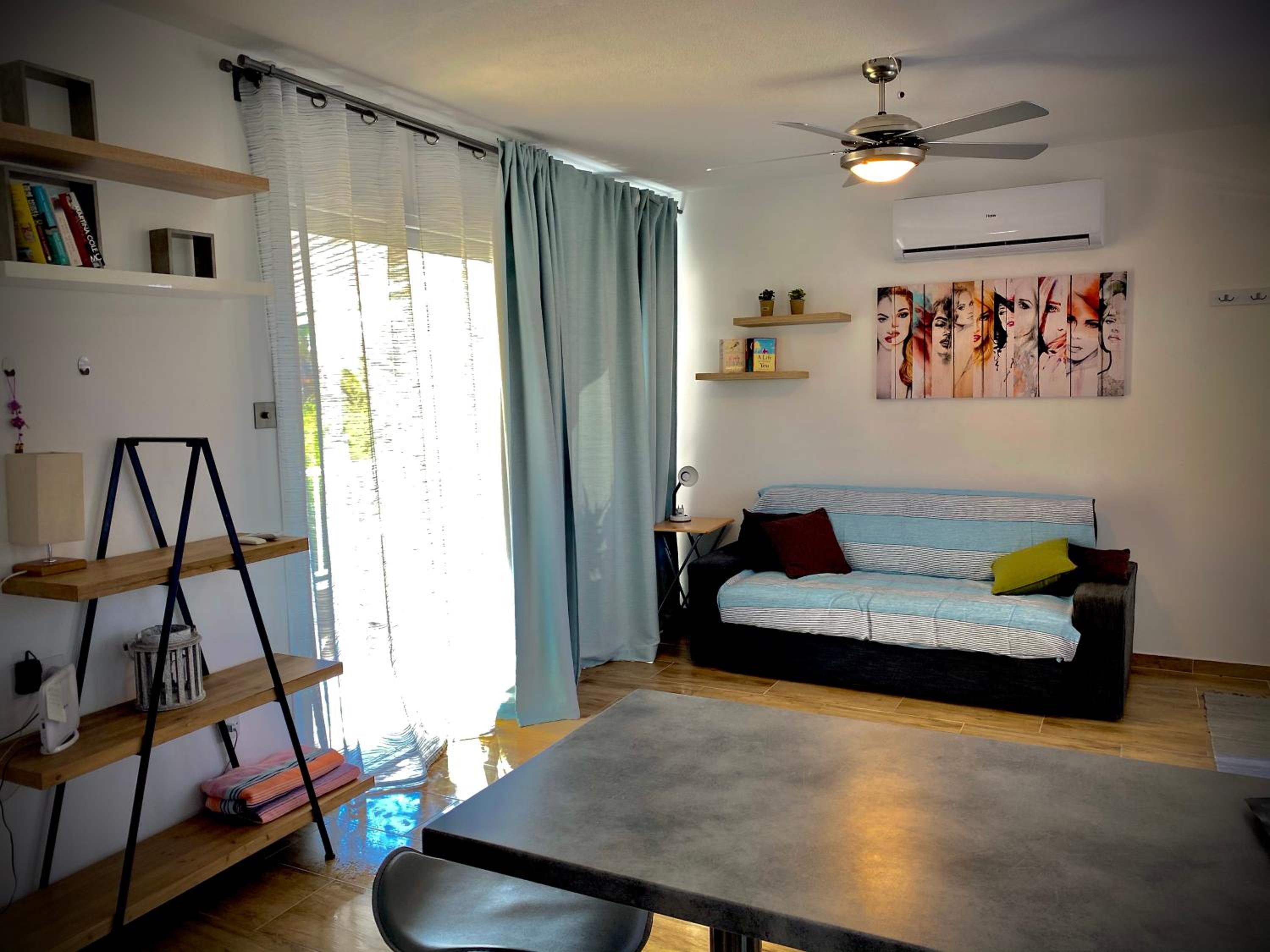 Coral Bay Modern Renovated apartment by the Sea