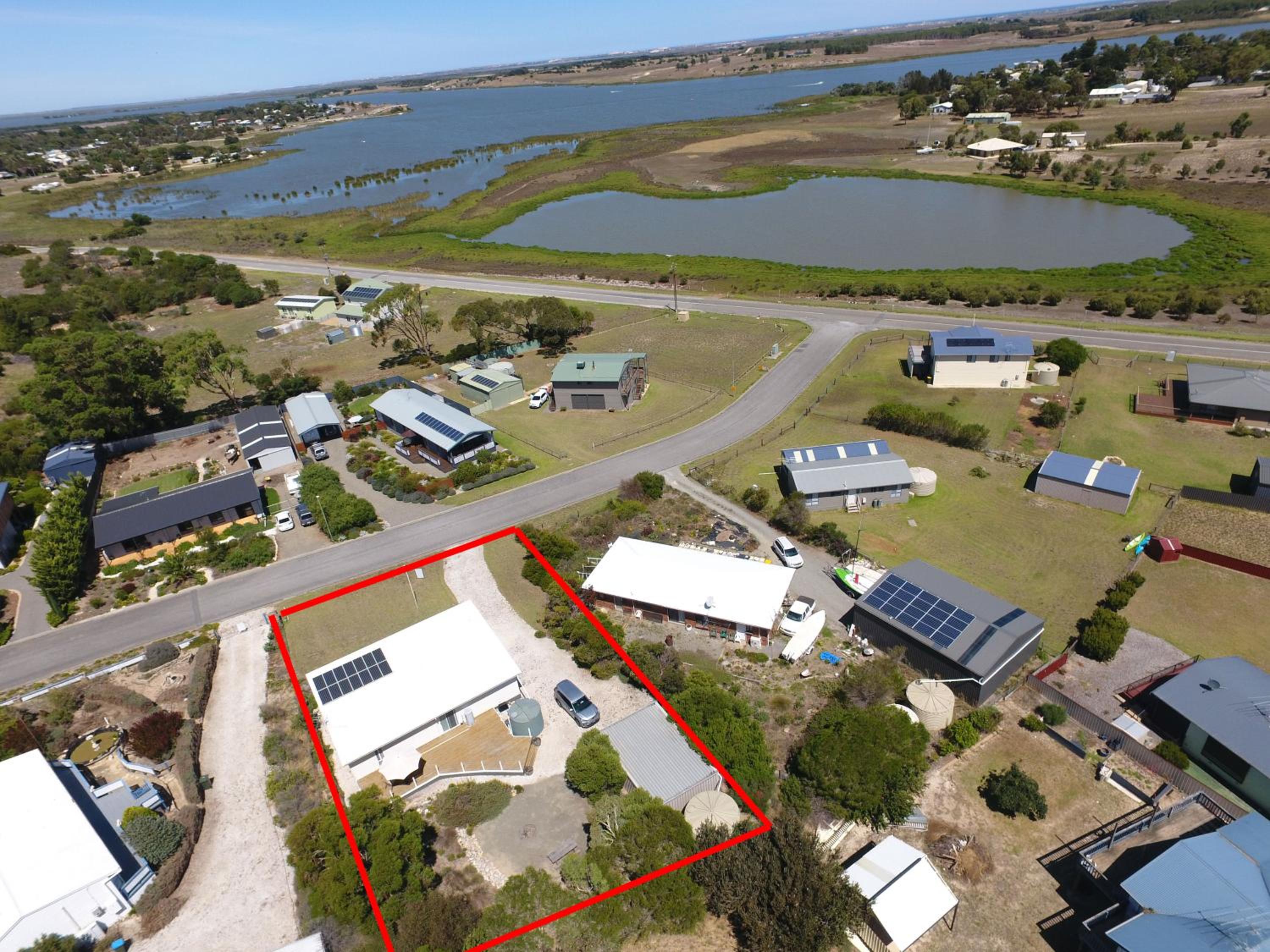 Kangaroo Pause Holiday home at Clayton Bay