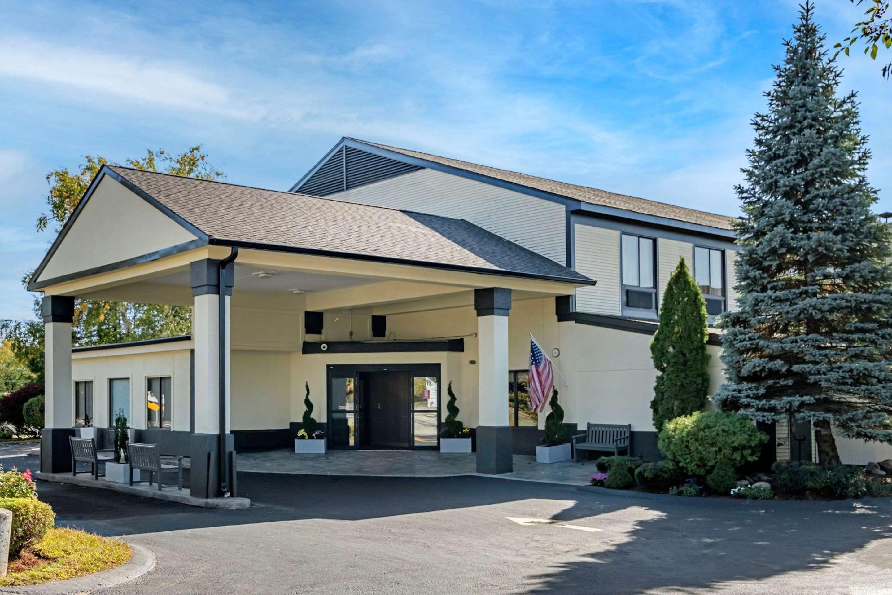 Hotel Clarion Inn - Image 1