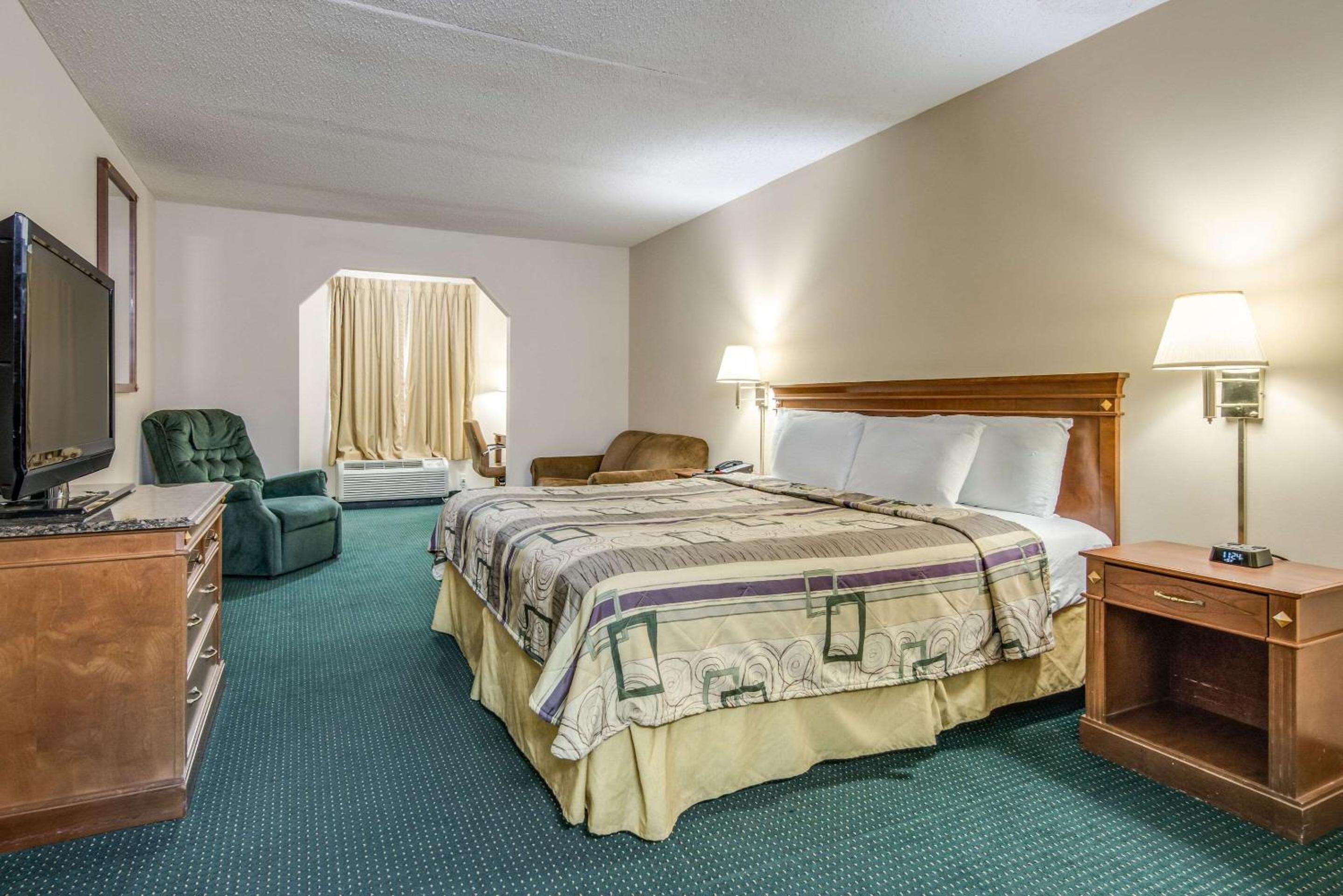 Dublin Vacations - Rodeway Inn  Suites - Property Image 11