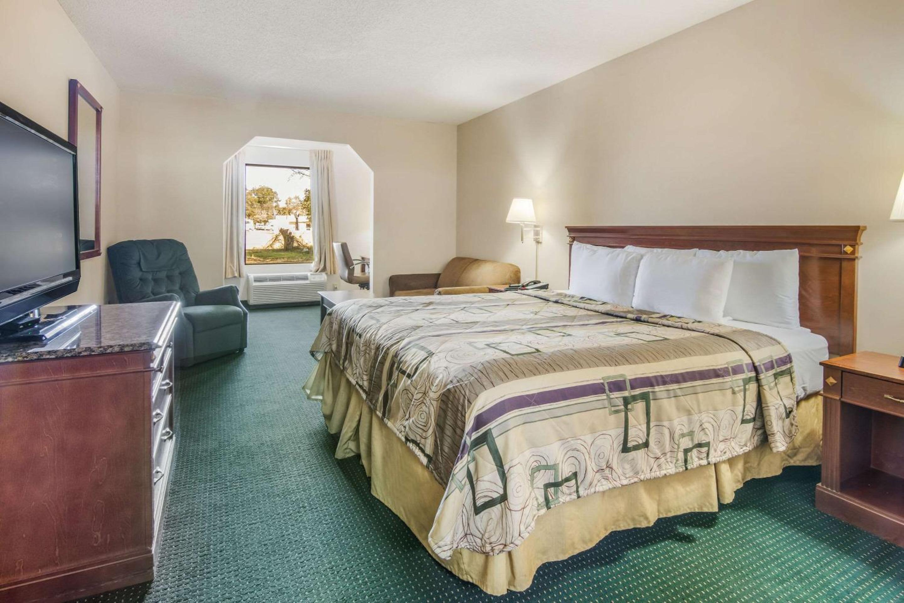 Dublin Vacations - Rodeway Inn  Suites - Property Image 8