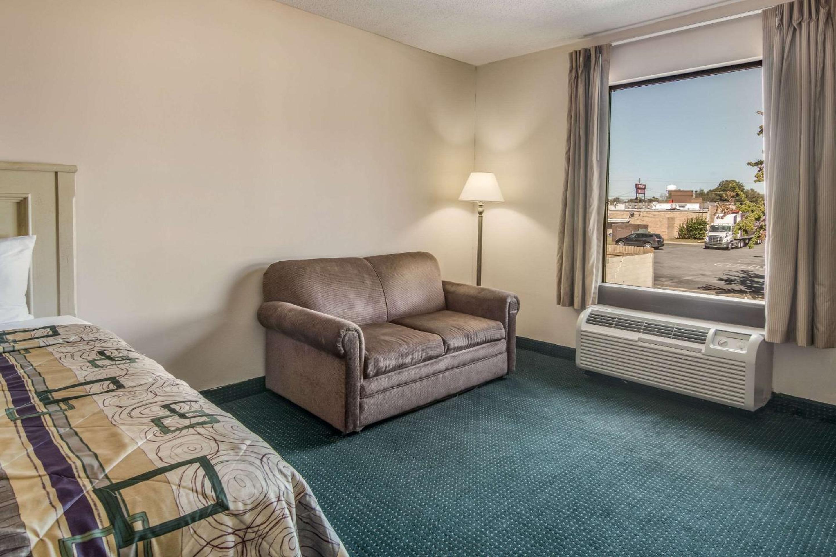 Dublin Vacations - Rodeway Inn  Suites - Property Image 2