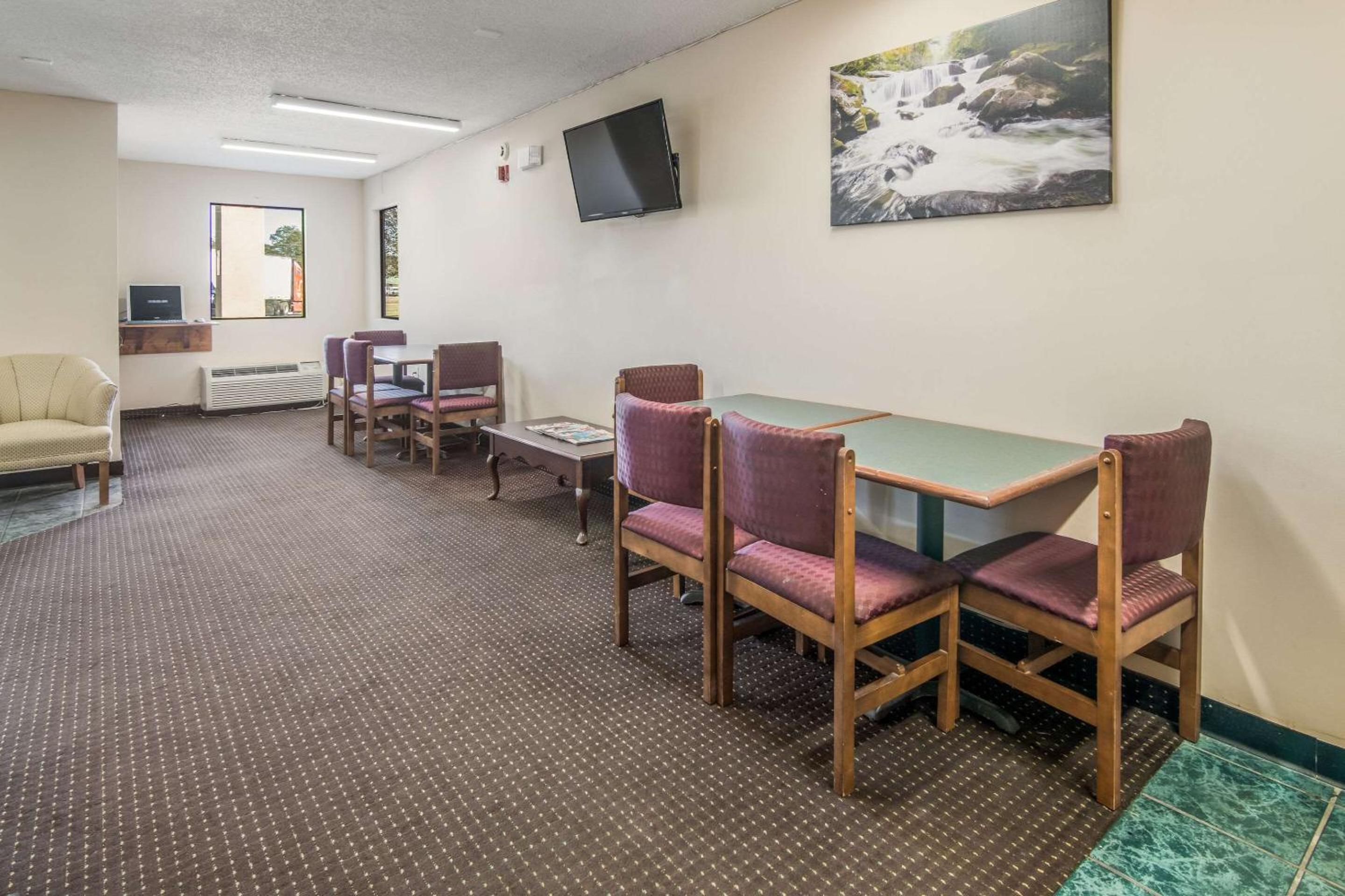 Dublin Vacations - Rodeway Inn  Suites - Property Image 5