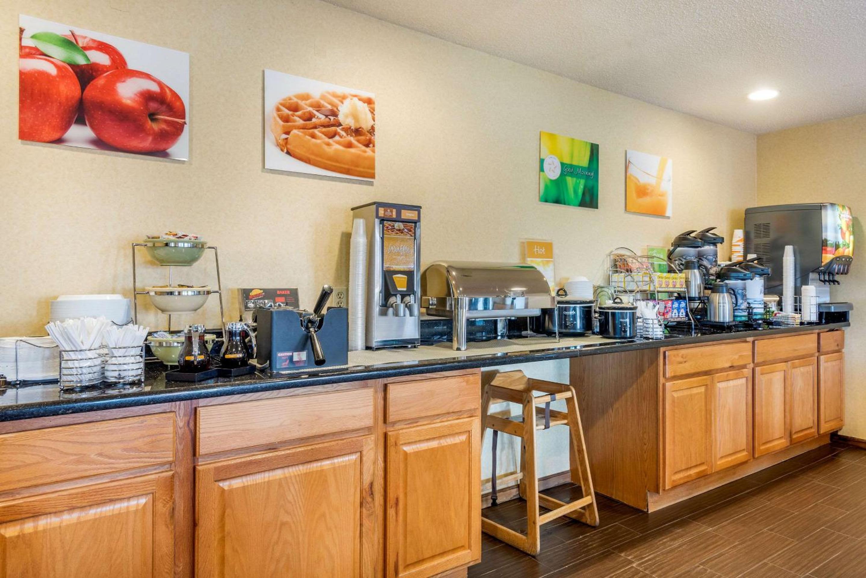 Pueblo Vacations - Quality Inn I-25 - Property Image 2