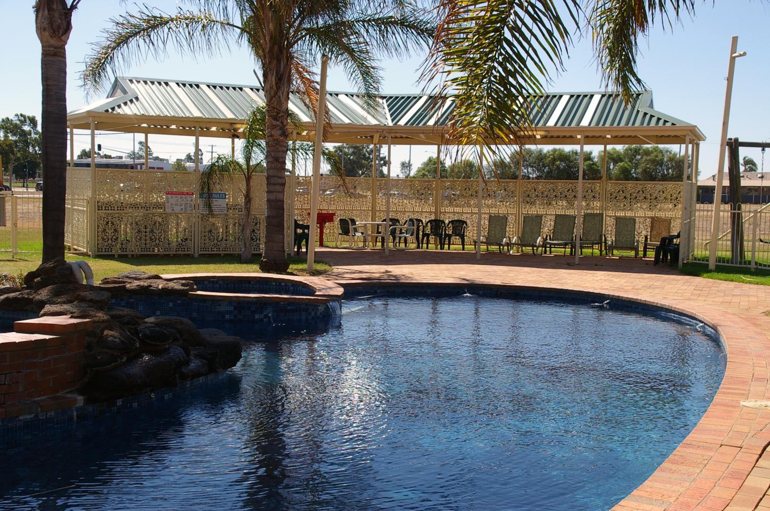 Pines Country Club Motor Inn