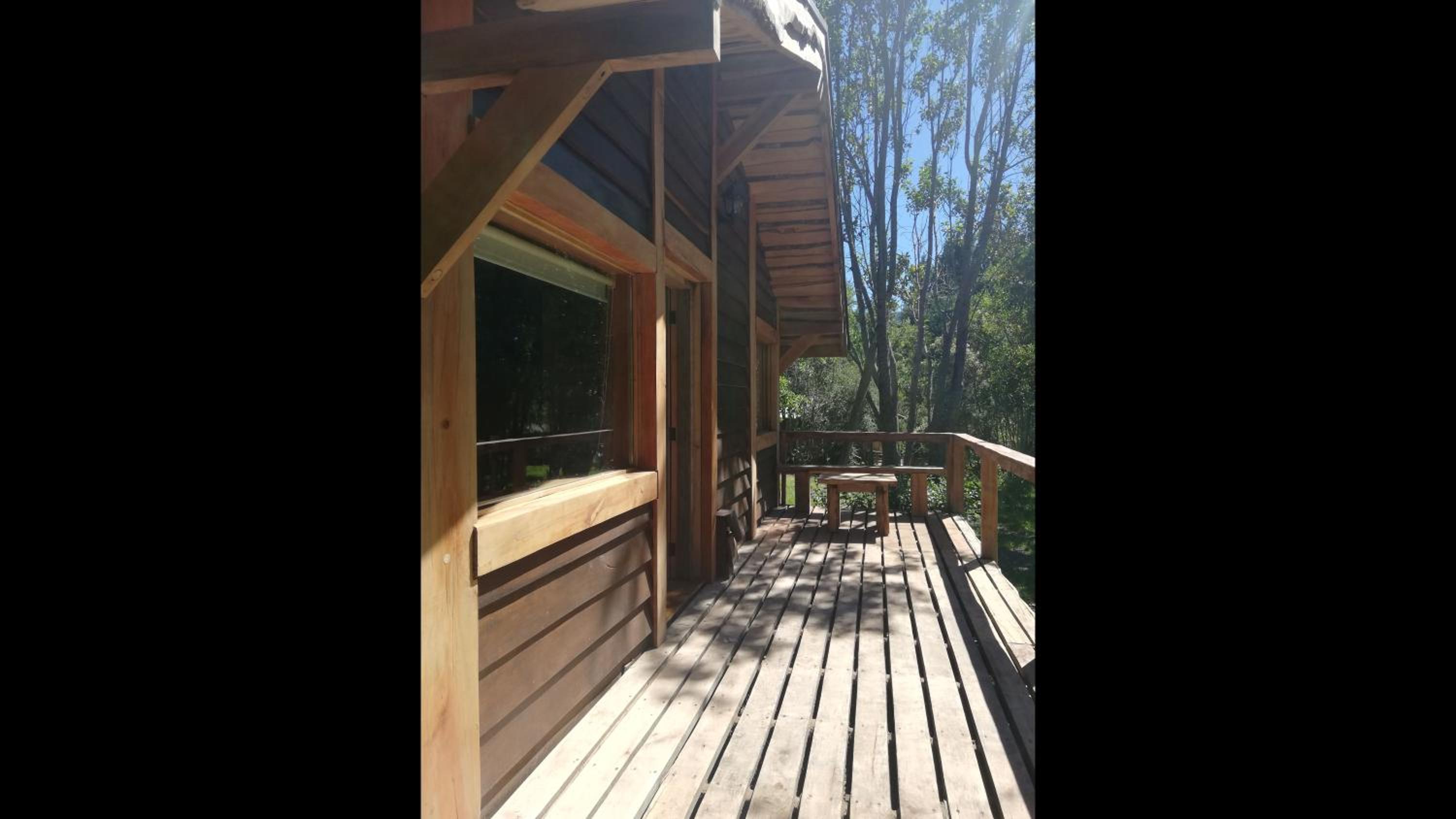 Wonderful rustic cabin 2, with native logs, on the banks of the Trancura River