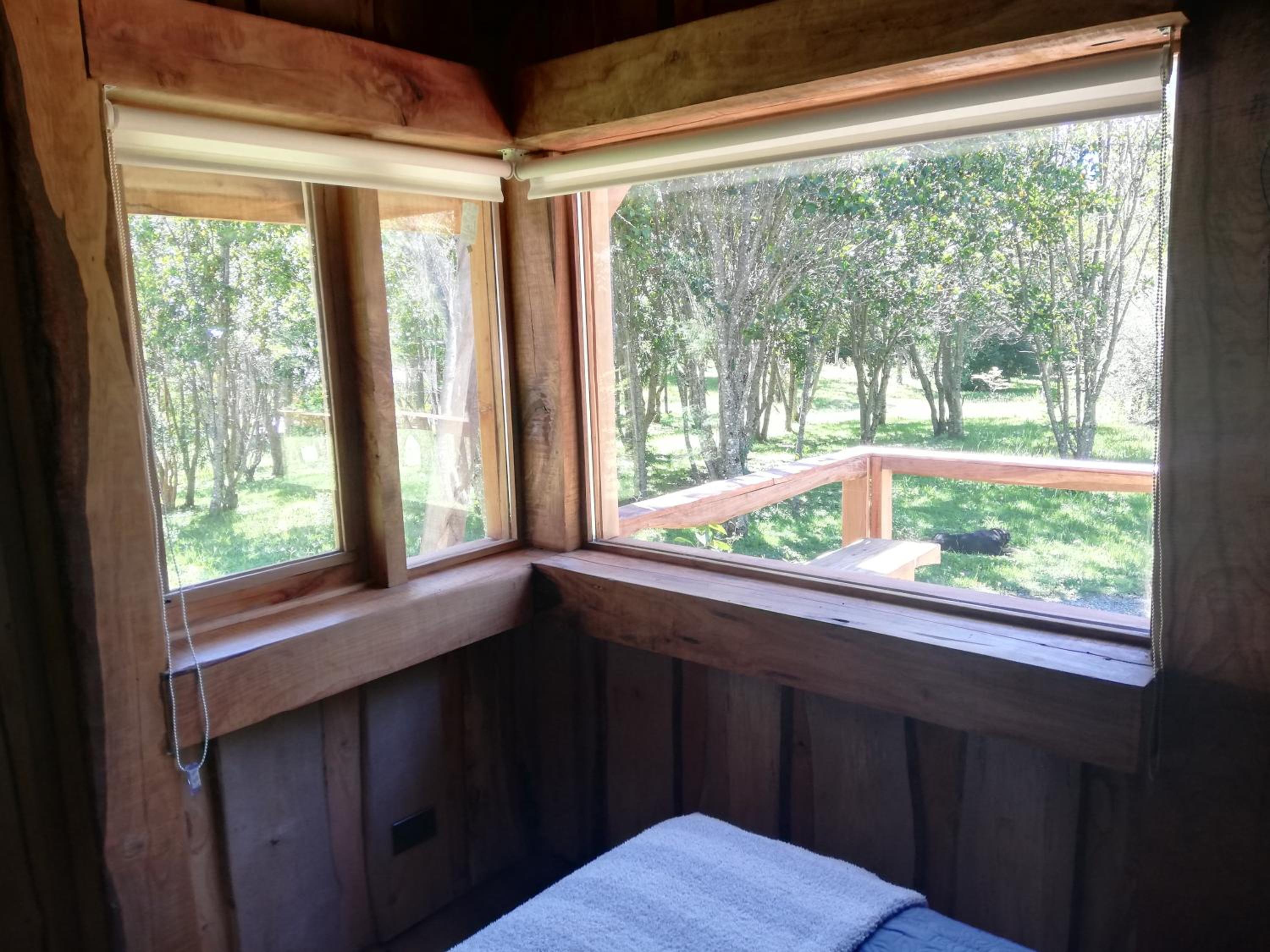Wonderful rustic cabin 2, with native logs, on the banks of the Trancura River