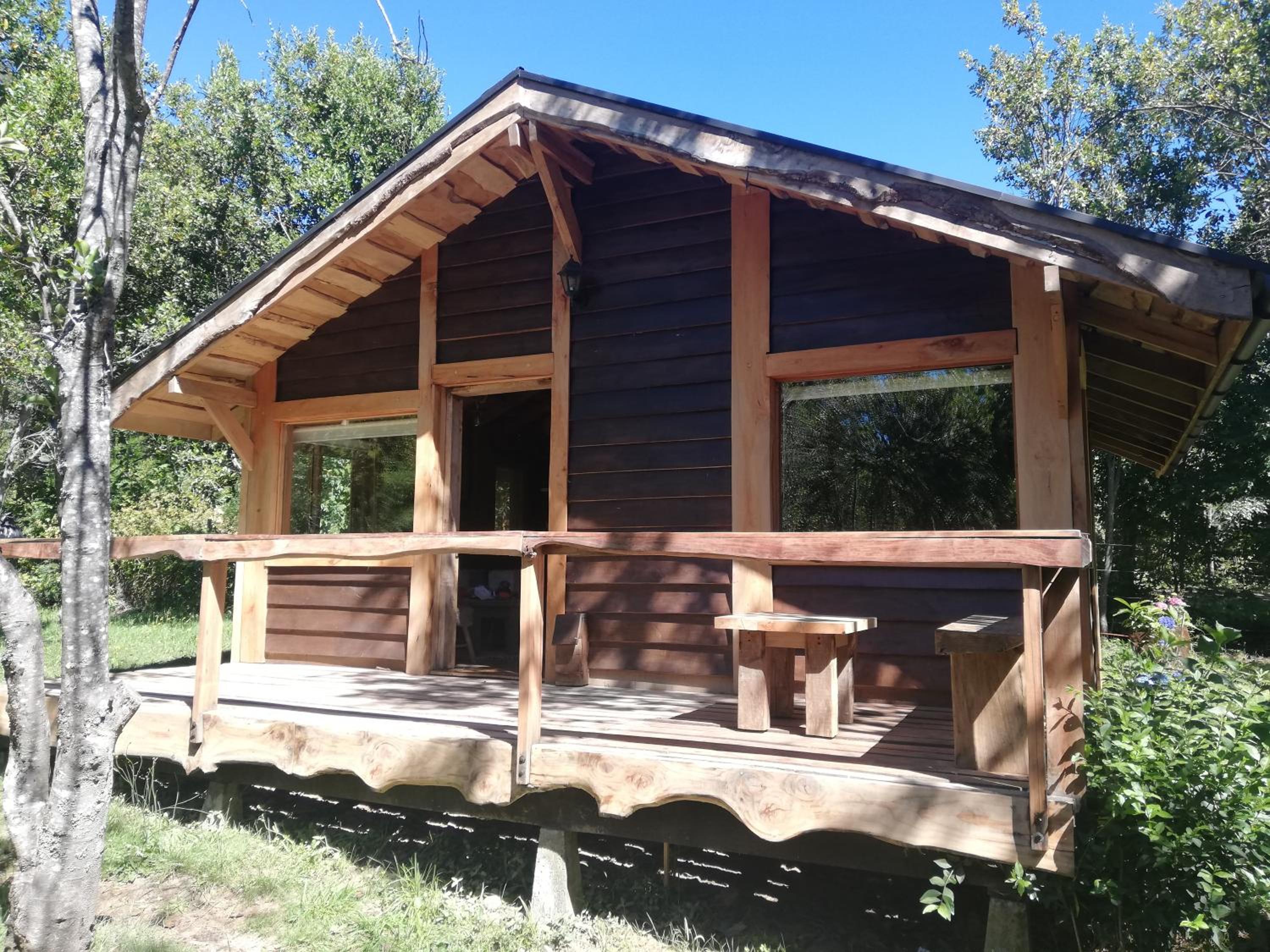 Wonderful rustic cabin 2, with native logs, on the banks of the Trancura River