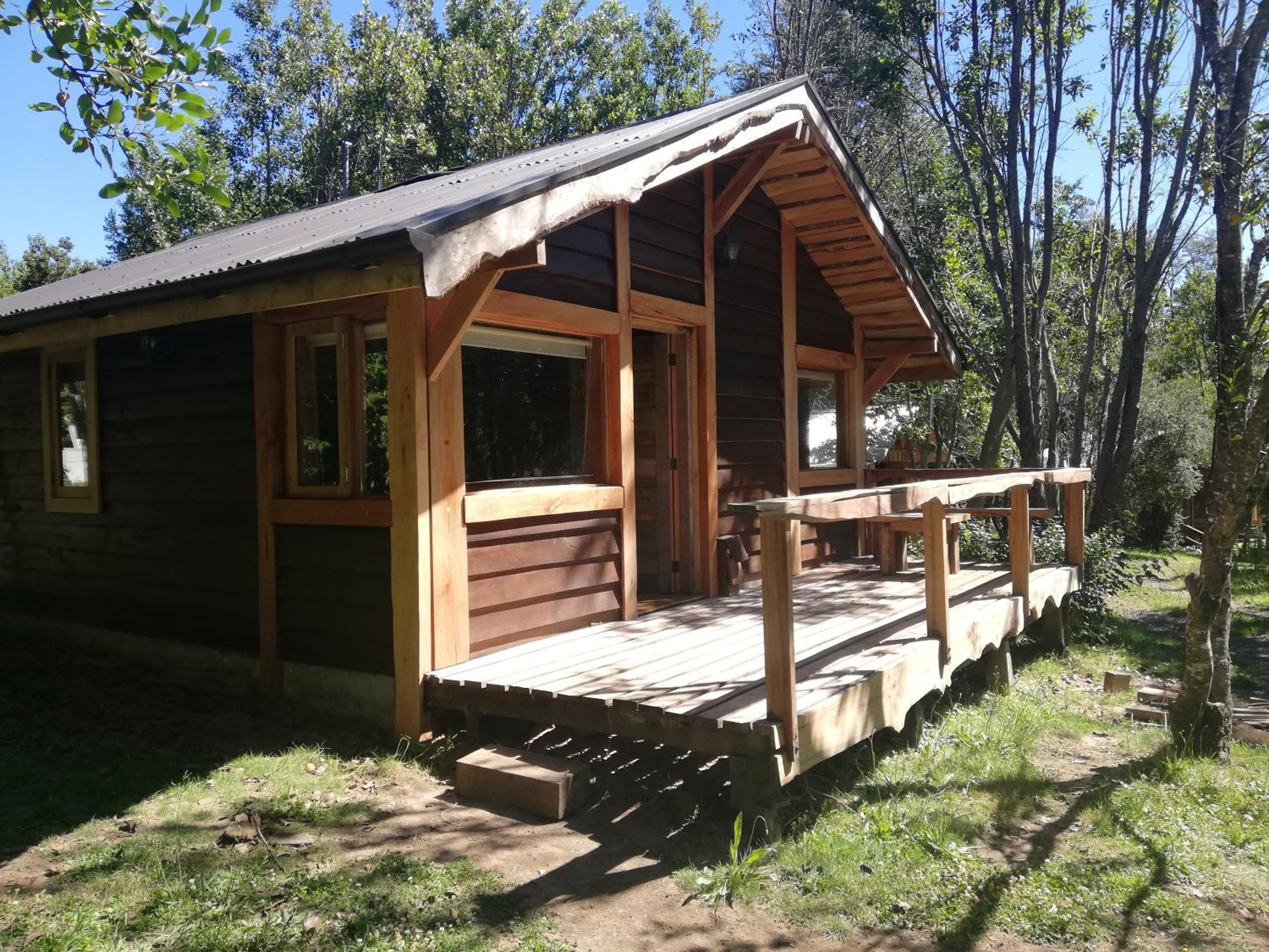 Wonderful rustic cabin 2, with native logs, on the banks of the Trancura River
