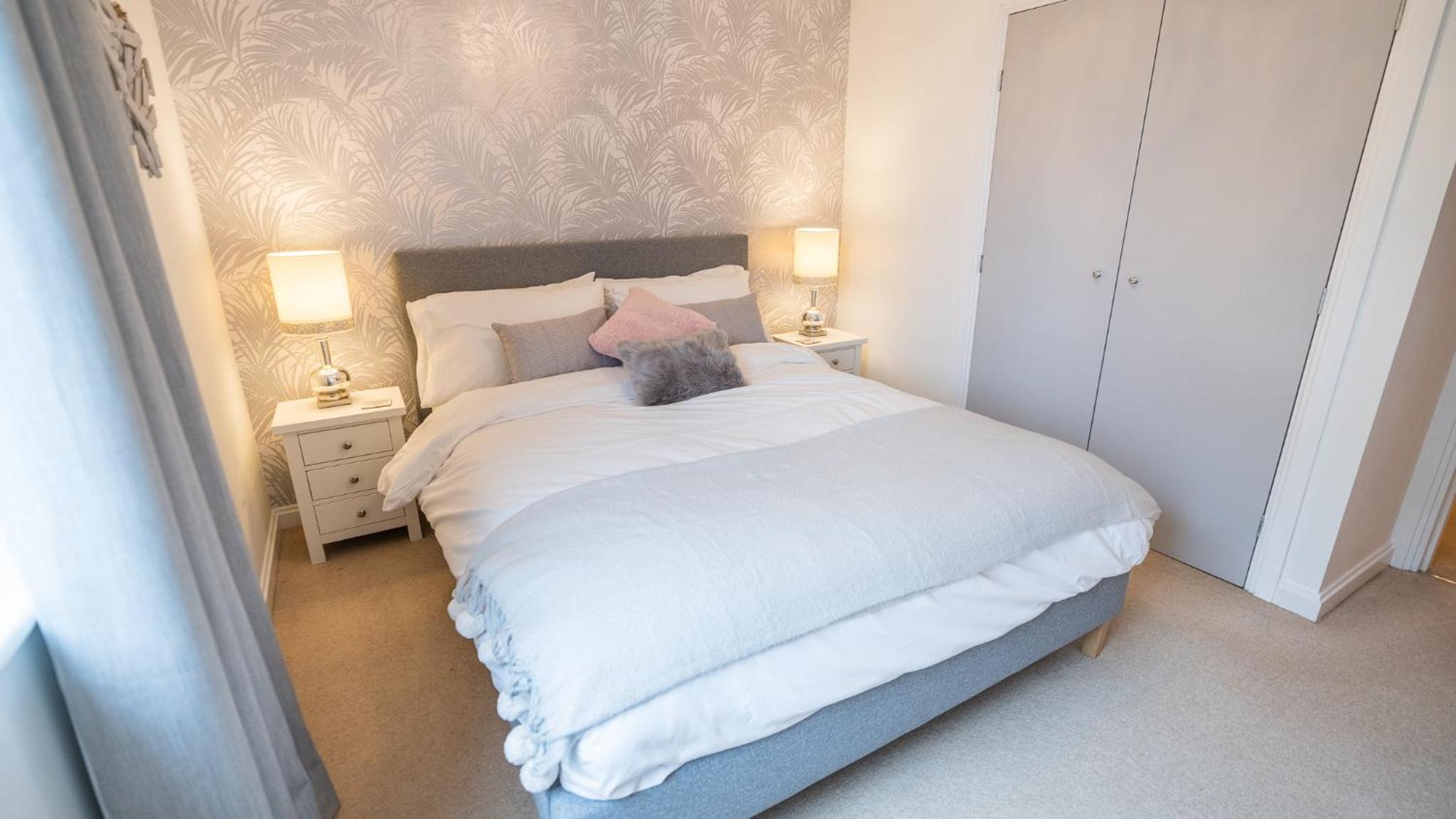 Hansen Court - Stylish Bay Apartment with Parking and River Views view 2