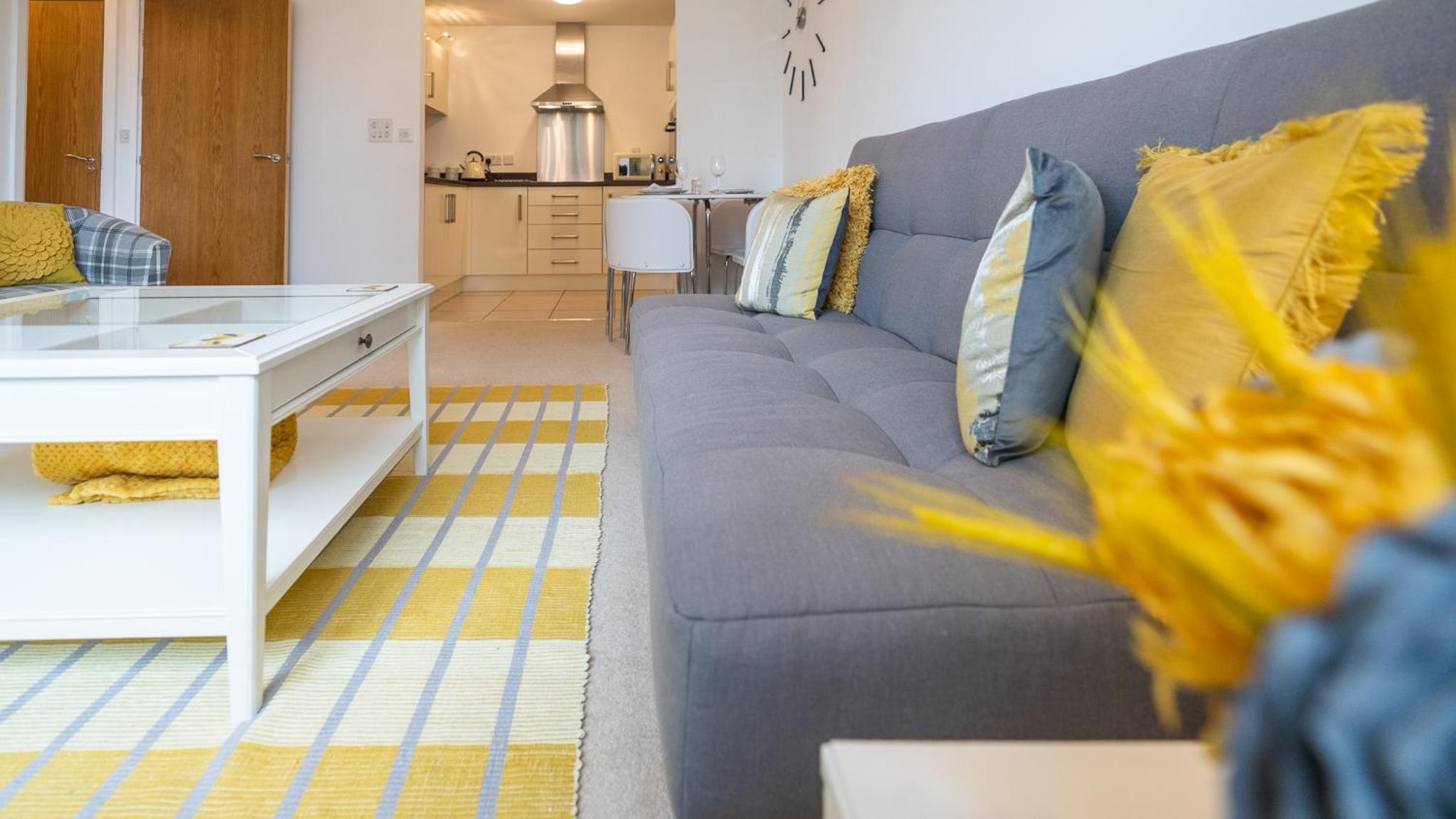 Hansen Court - Stylish Bay Apartment with Parking and River Views view 4