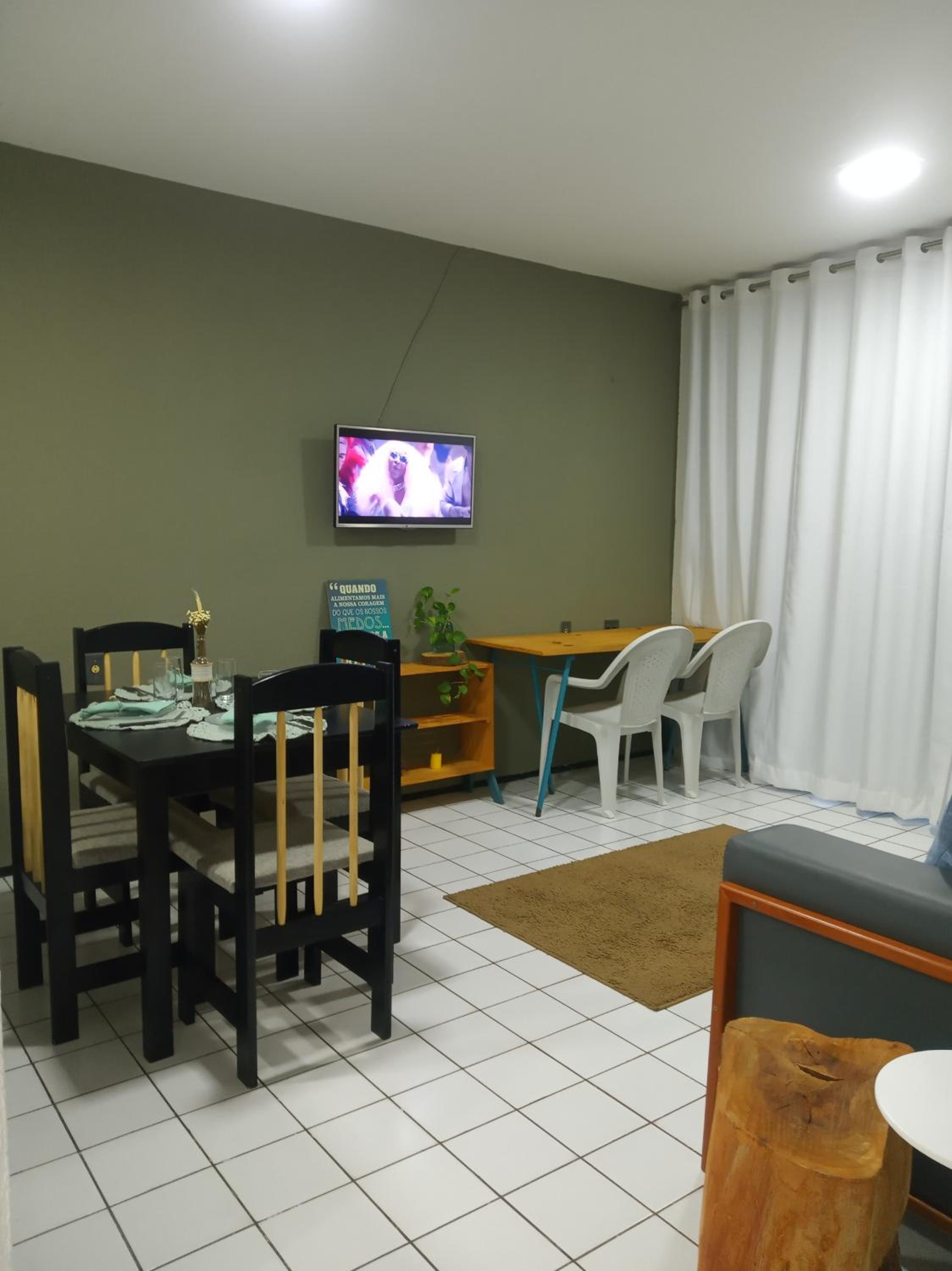 Ap 2 qts - Fortaleza - Praia do Futuro - Piscinas - WiFi - Ar-cond - Garagem