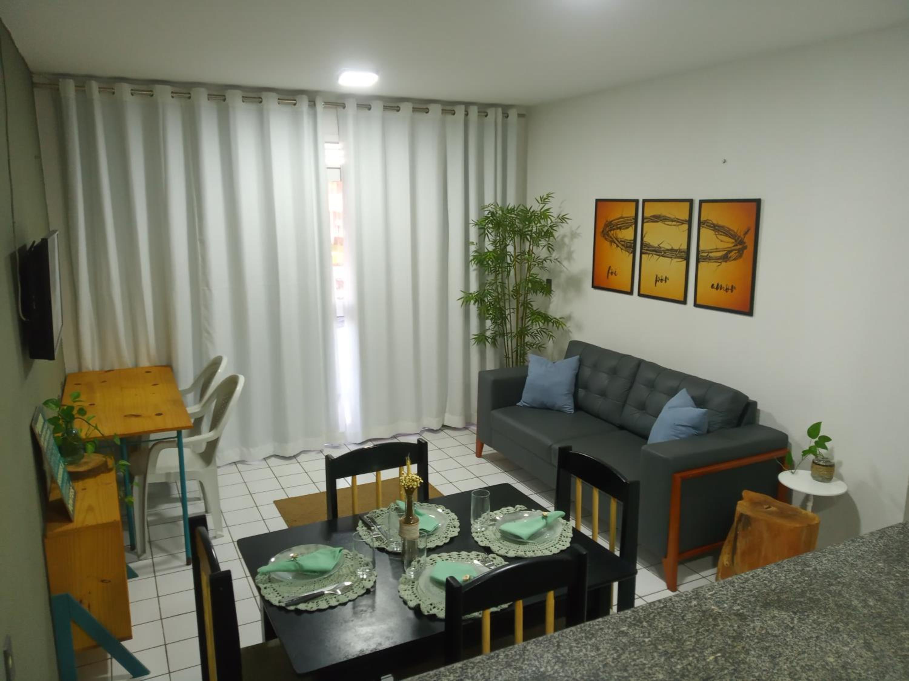Ap 2 qts - Fortaleza - Praia do Futuro - Piscinas - WiFi - Ar-cond - Garagem