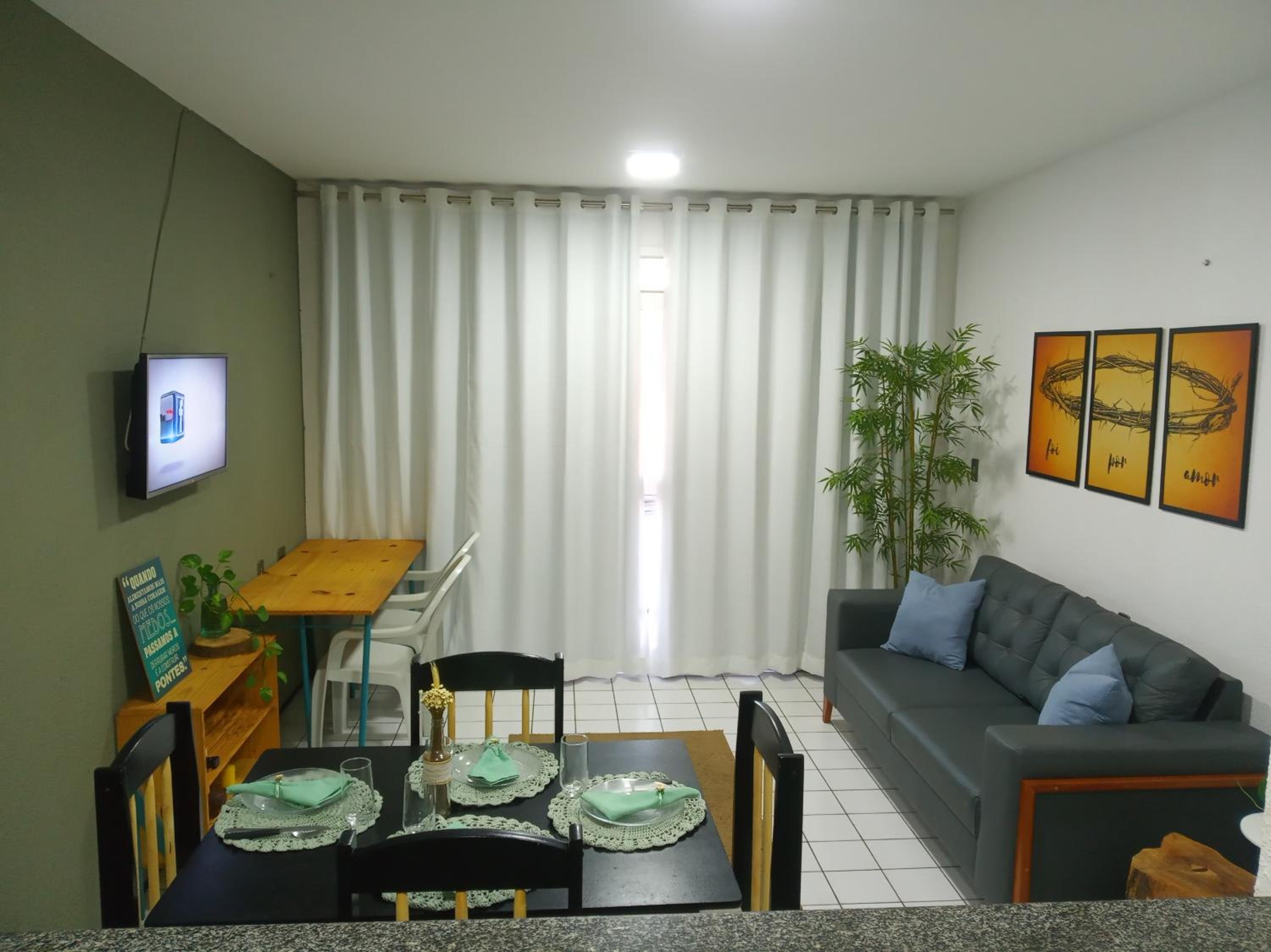 Ap 2 qts - Fortaleza - Praia do Futuro - Piscinas - WiFi - Ar-cond - Garagem