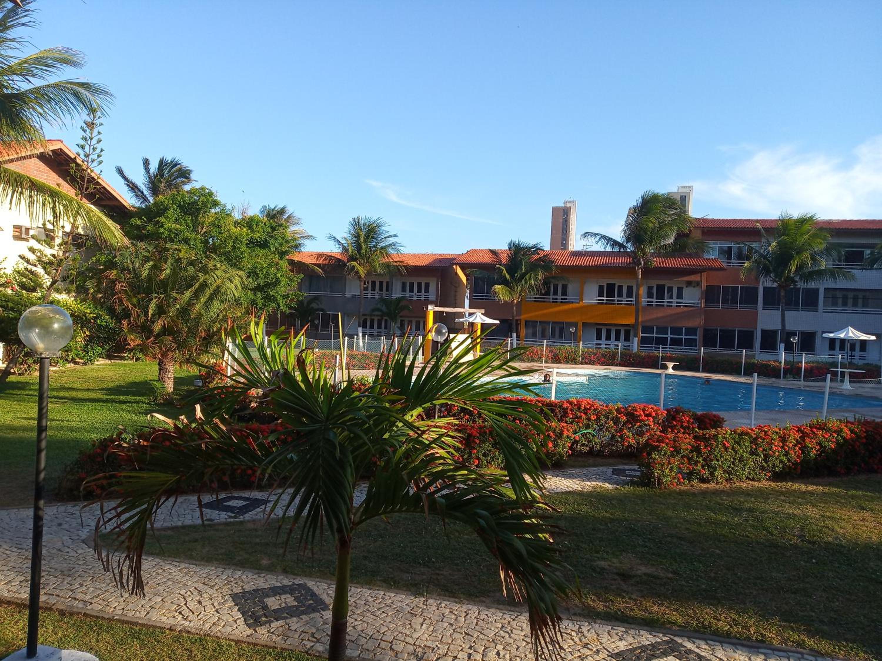 Ap 2 qts - Fortaleza - Praia do Futuro - Piscinas - WiFi - Ar-cond - Garagem