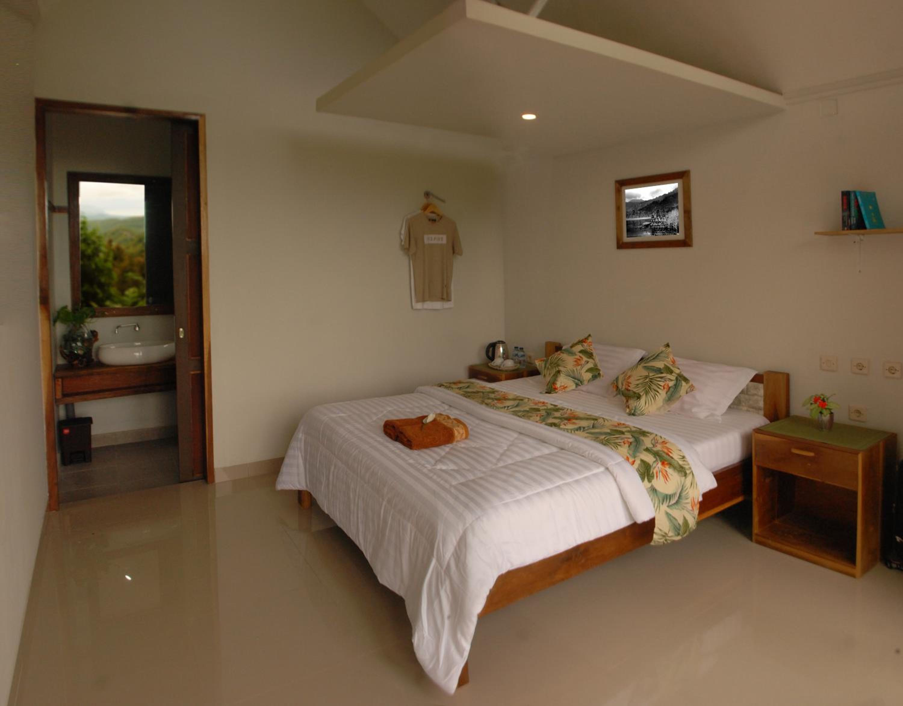 Munduk Clove view 3