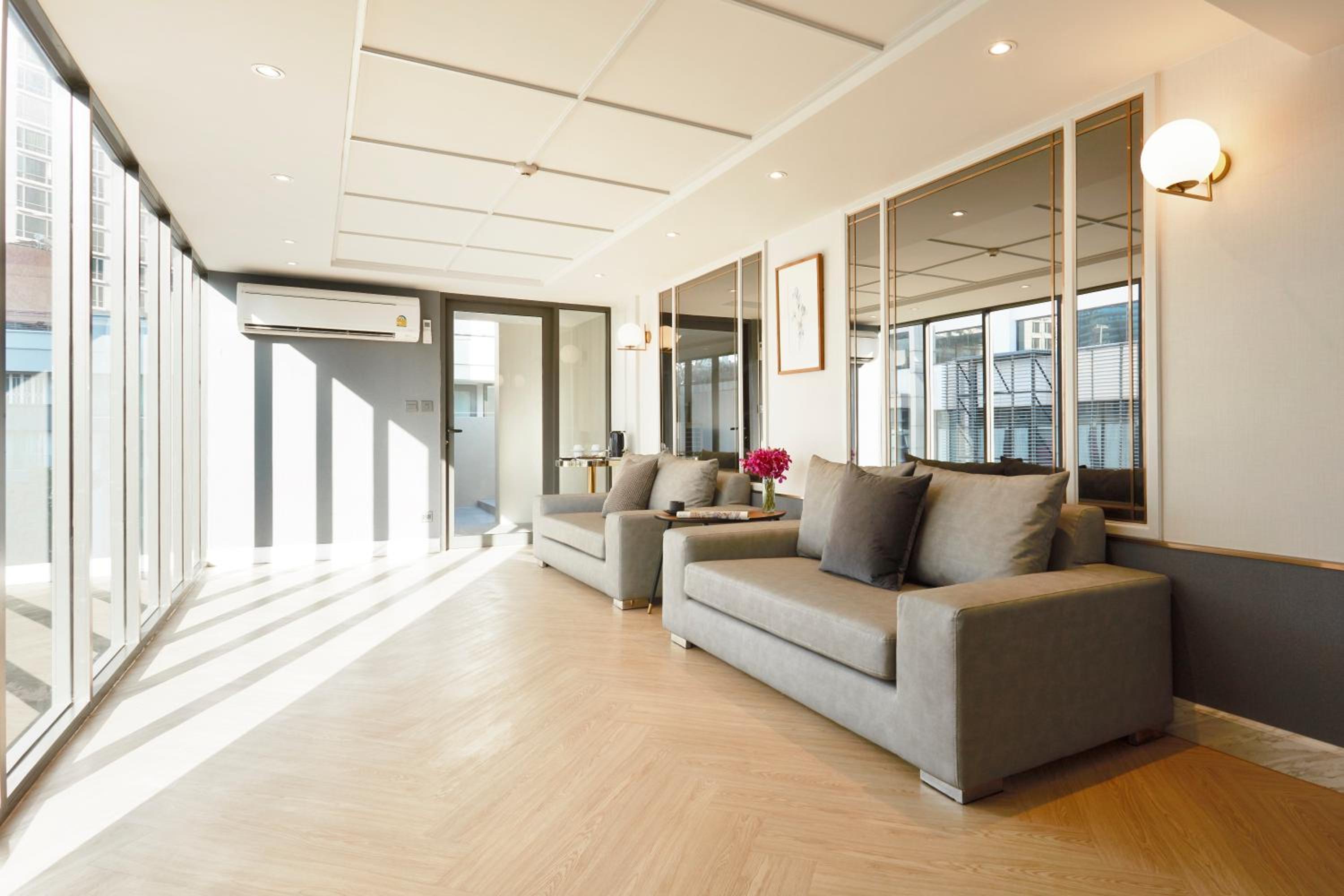 The Quarter Ploenchit by UHG